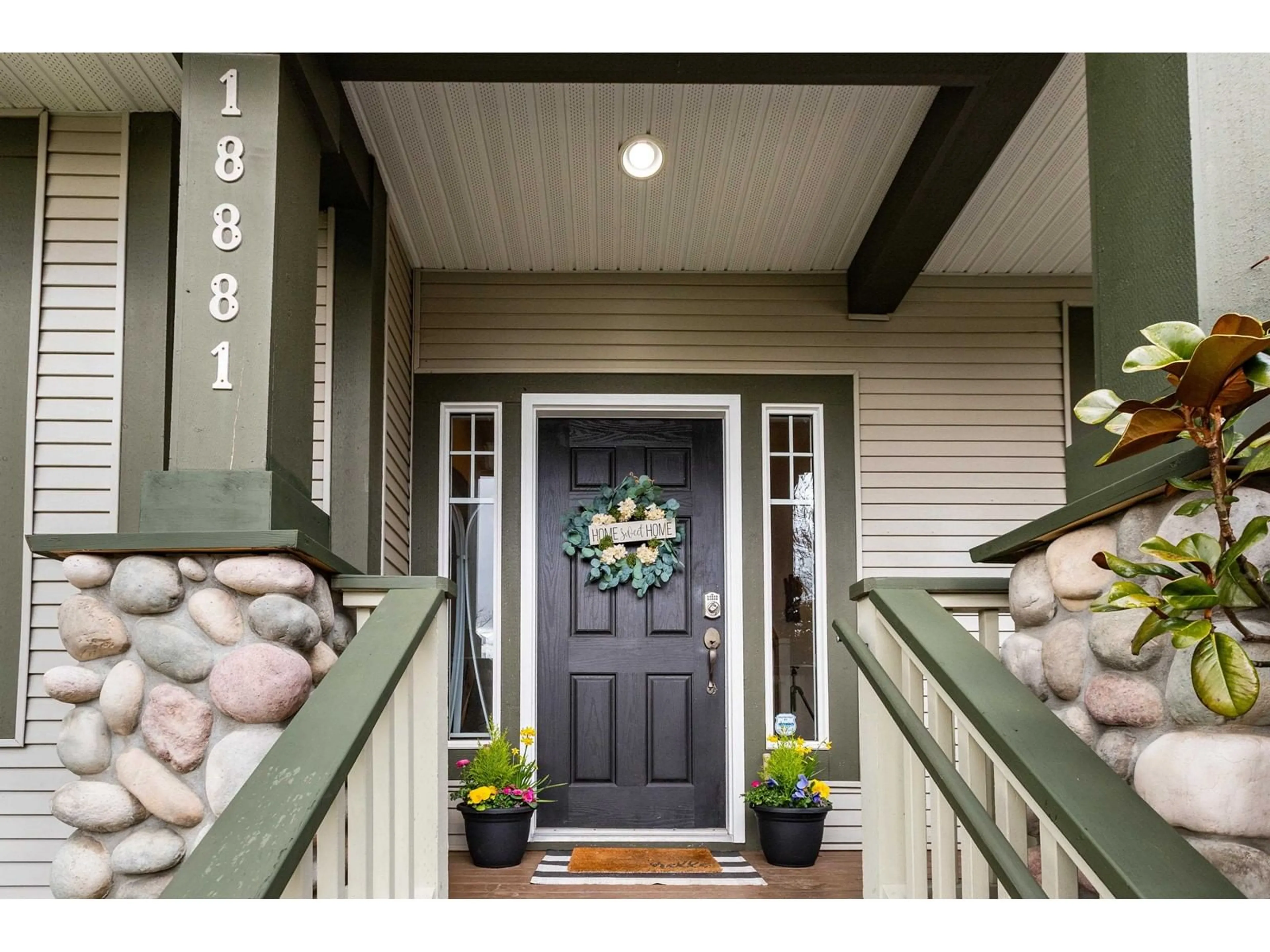 Indoor entryway for 18881 69, Surrey British Columbia V4N5K1