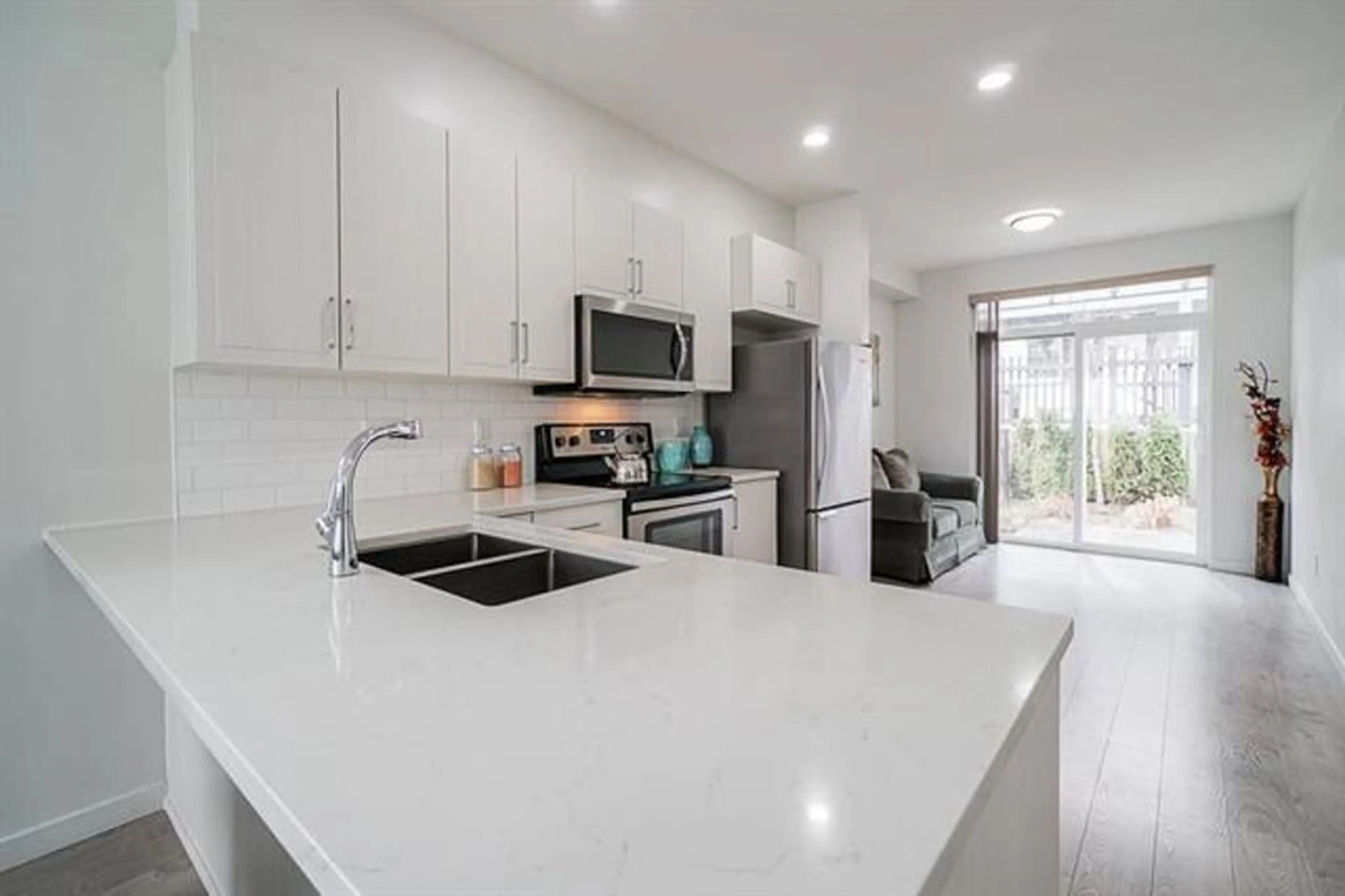 Open concept kitchen, ceramic/tile floor for 32 - 14555 68, Surrey British Columbia V3S2A8