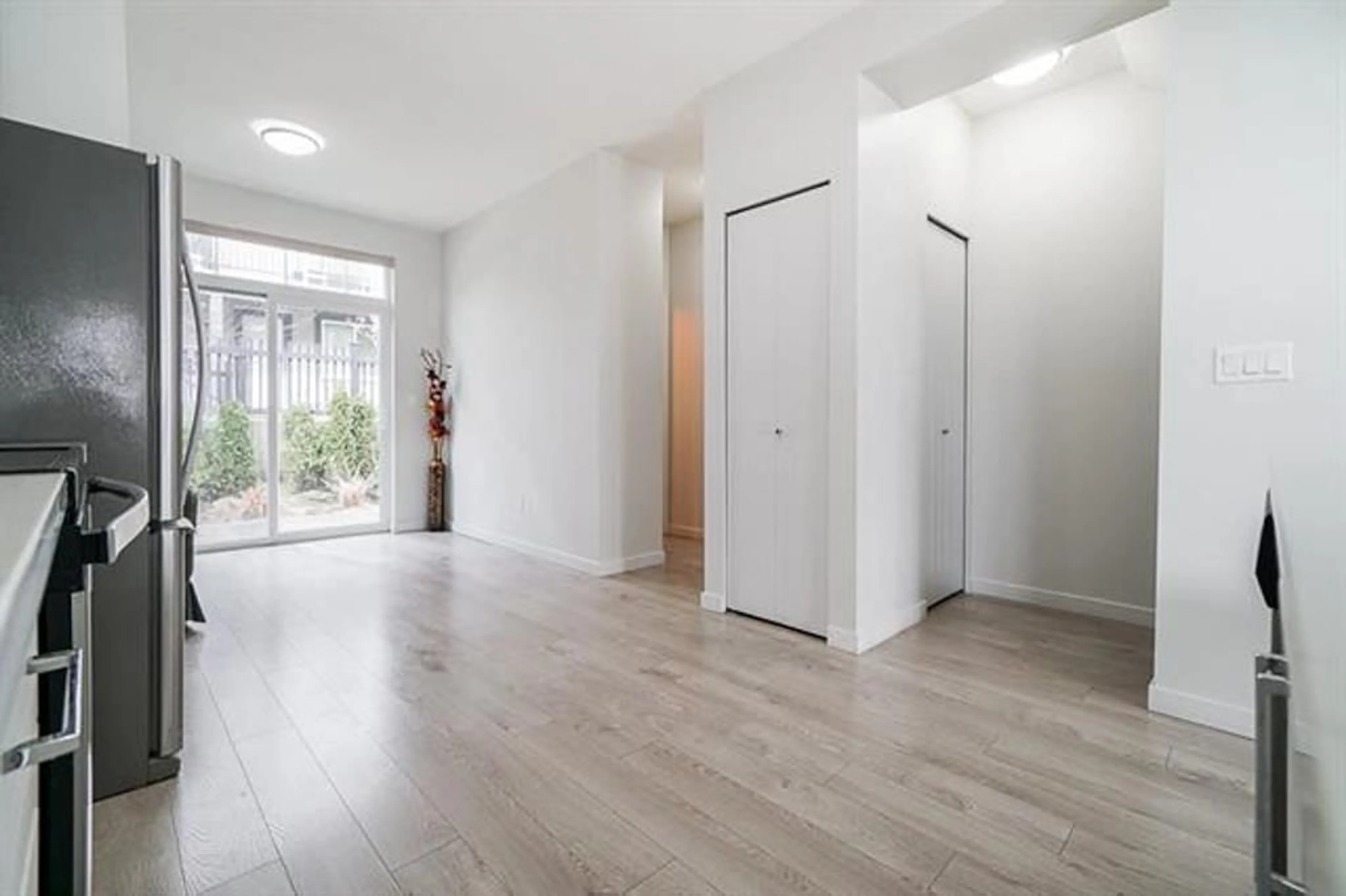 Indoor foyer for 32 - 14555 68, Surrey British Columbia V3S2A8