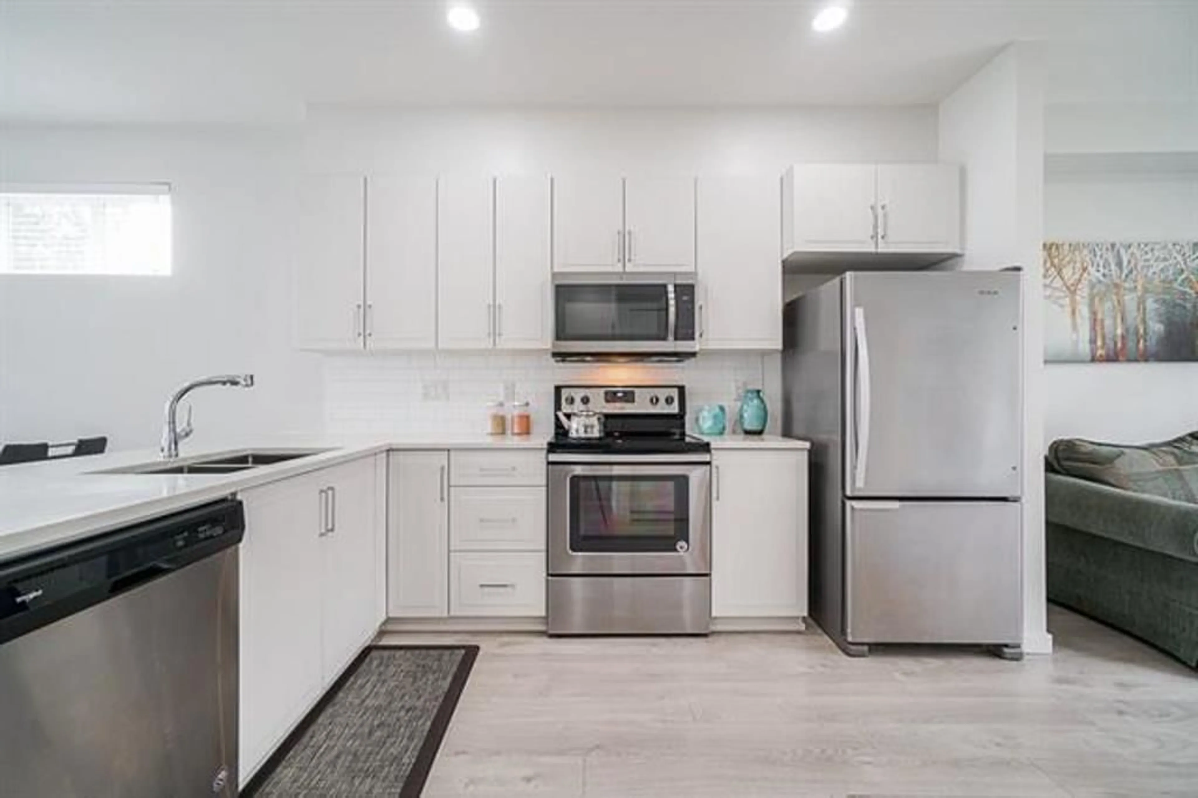 Standard kitchen, ceramic/tile floor for 32 - 14555 68, Surrey British Columbia V3S2A8