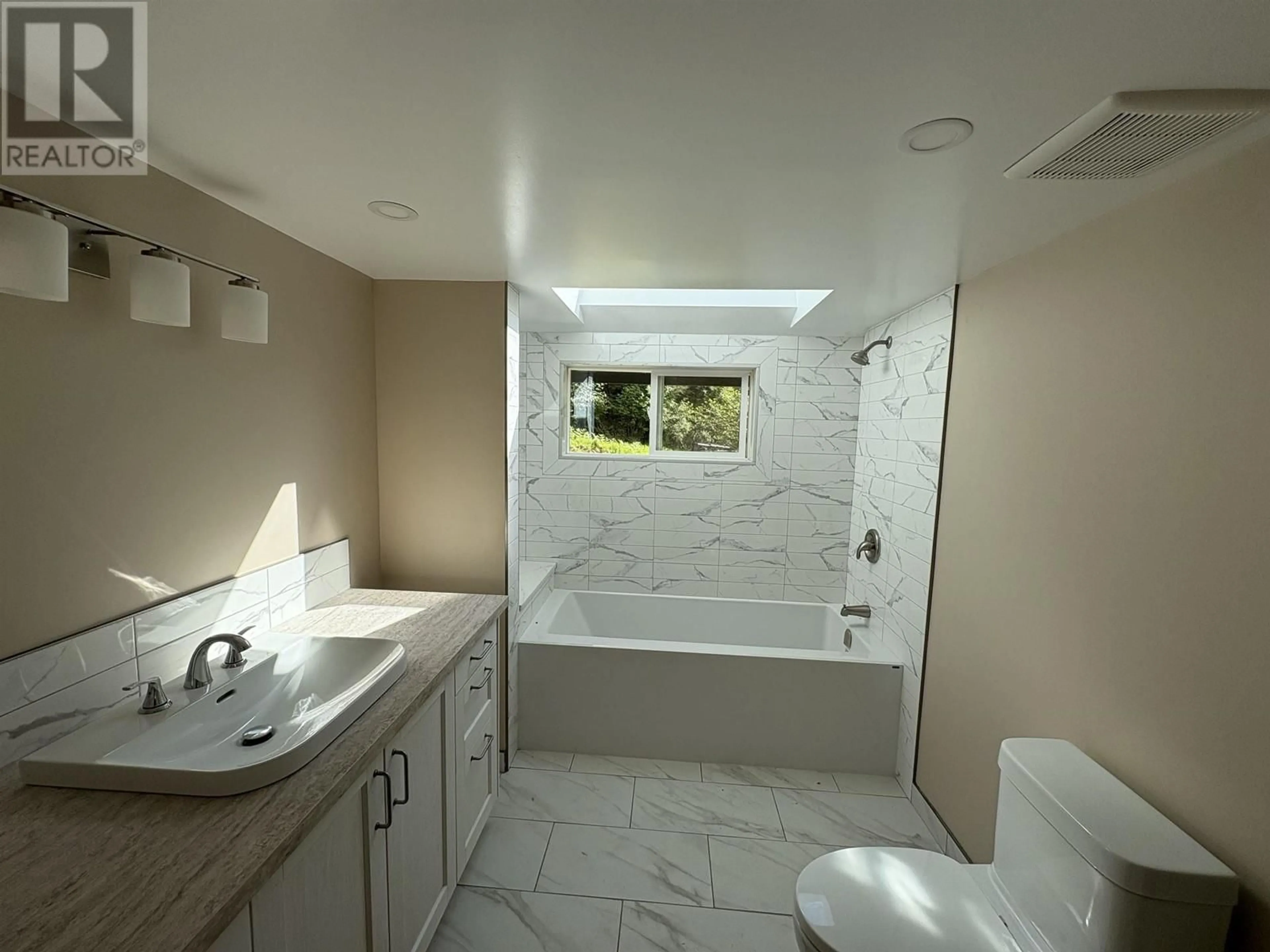 Contemporary bathroom, ceramic/tile floor for 650a DULCIE ROAD, Gambier Island British Columbia V0N1V0