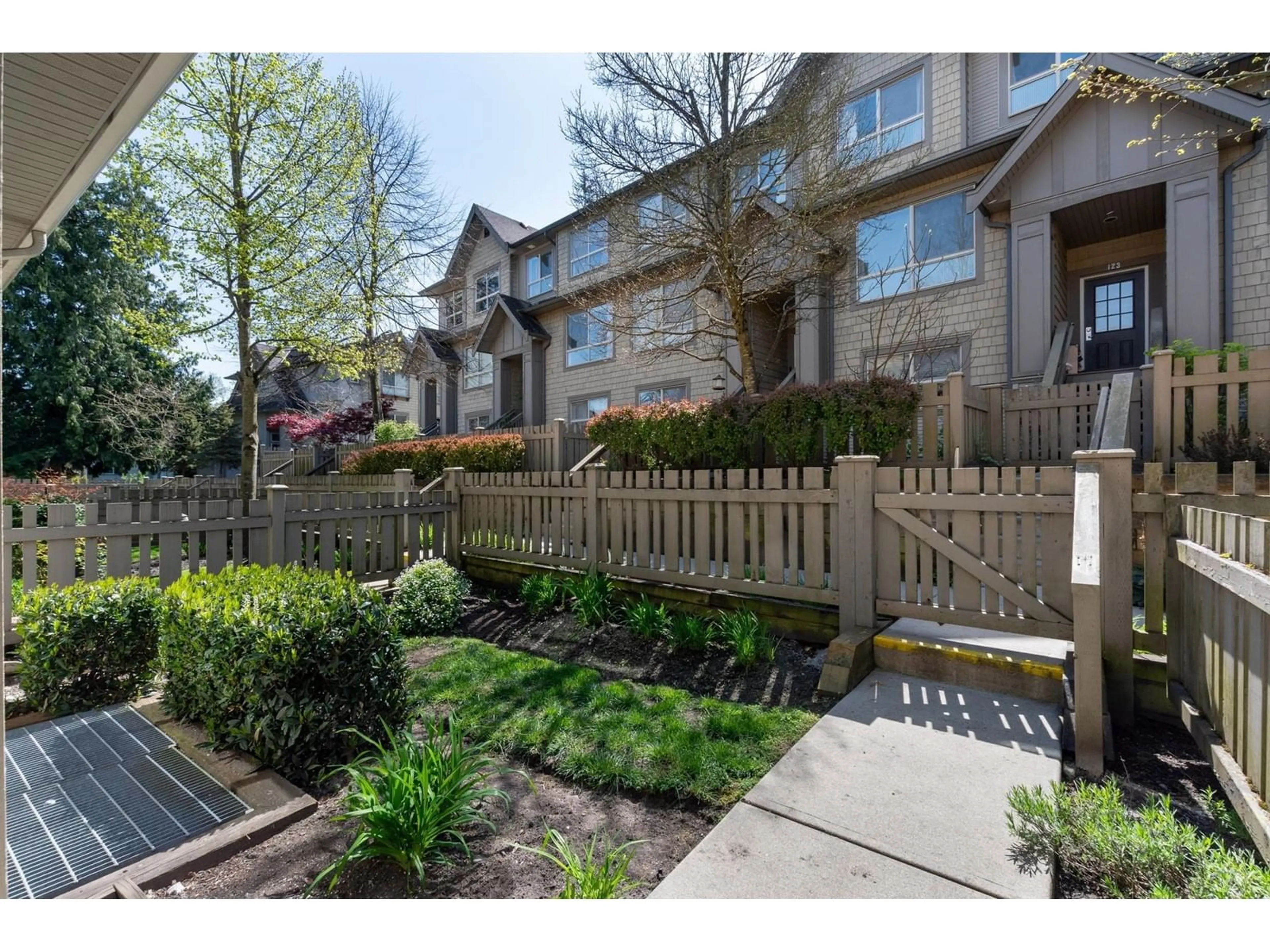 Patio, street for 96 - 2738 158, Surrey British Columbia V3Z3K3