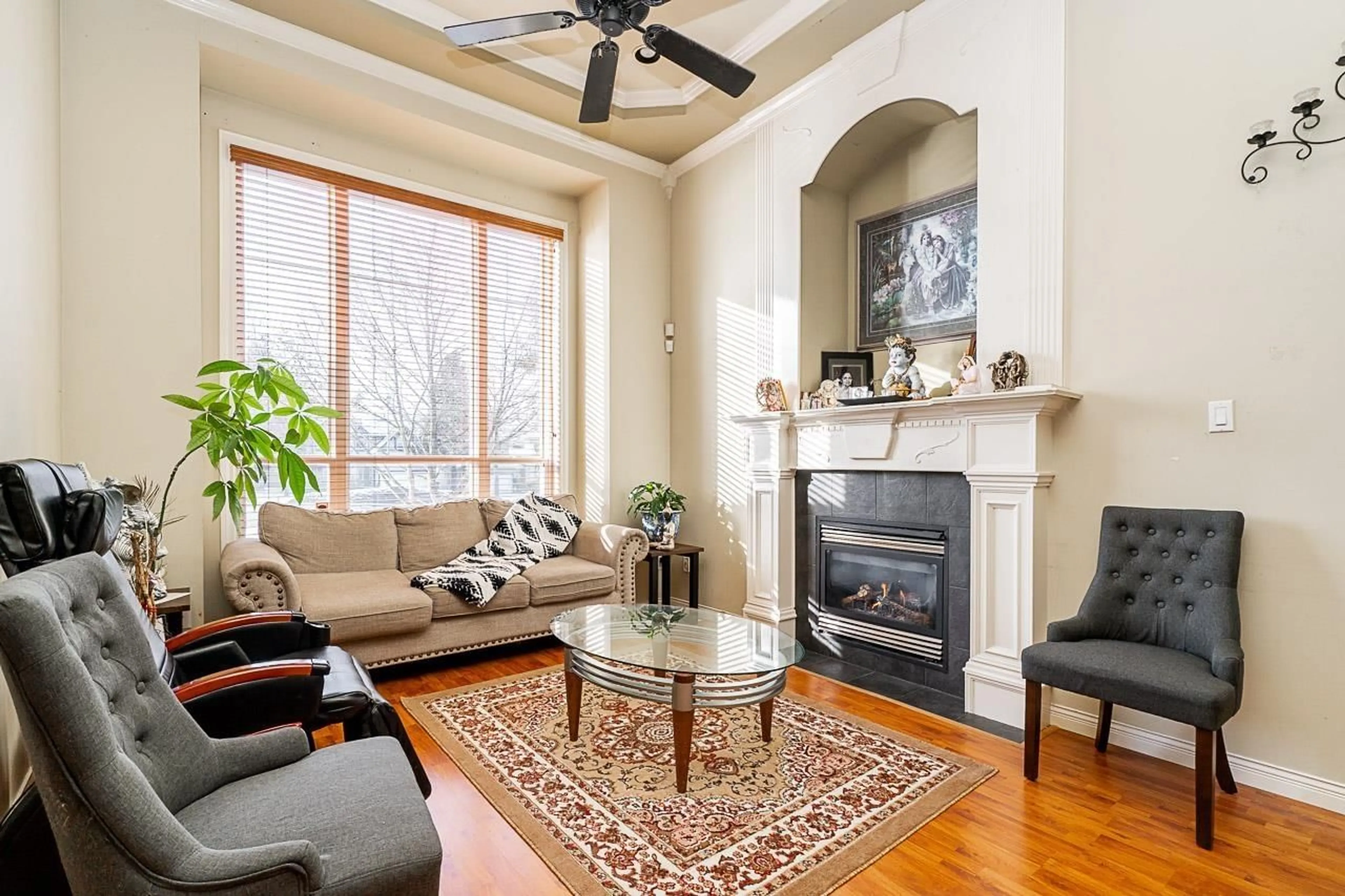 Living room with furniture, unknown for 8472 168, Surrey British Columbia V4N5A3