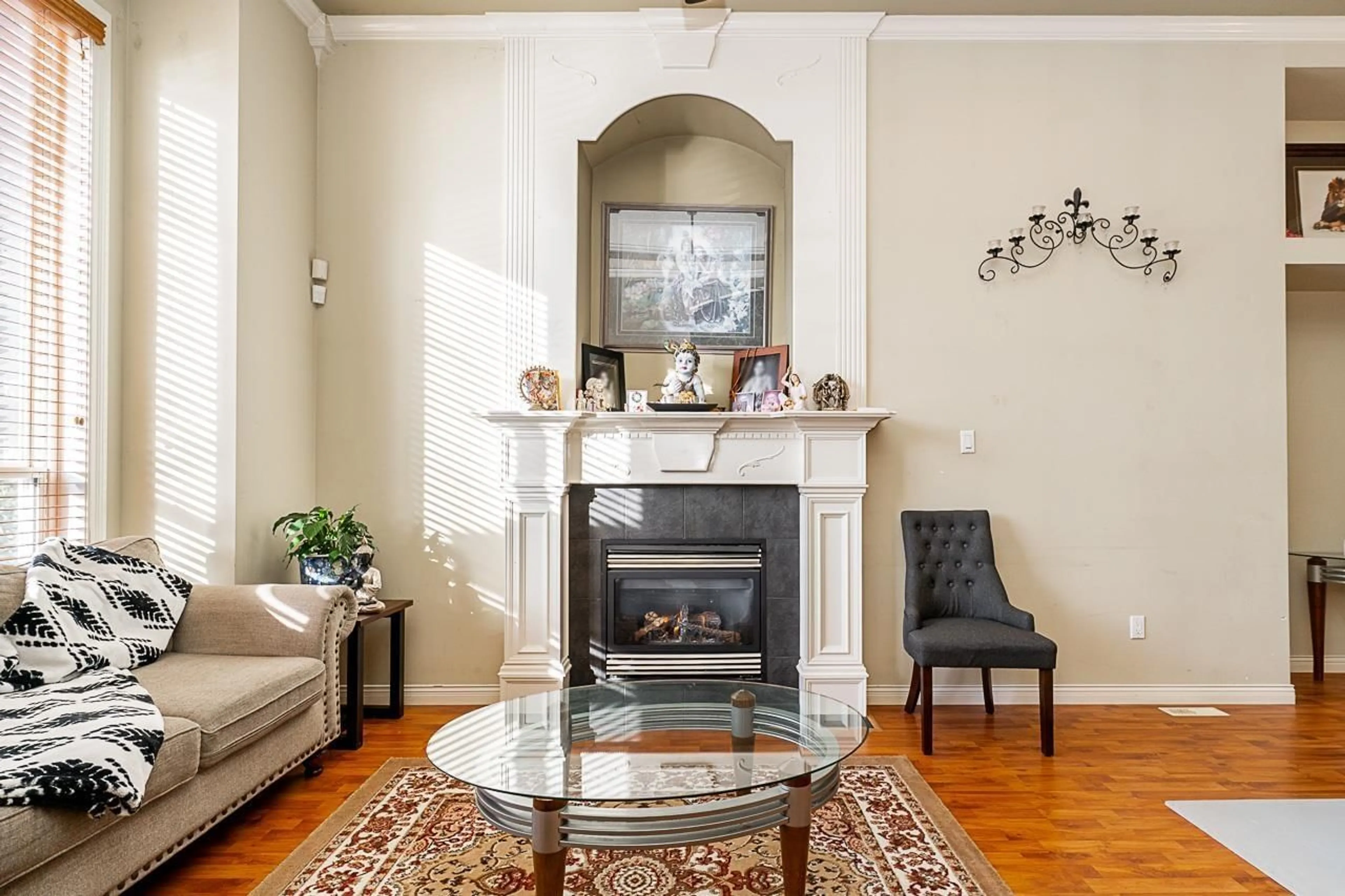 Living room with furniture, unknown for 8472 168, Surrey British Columbia V4N5A3
