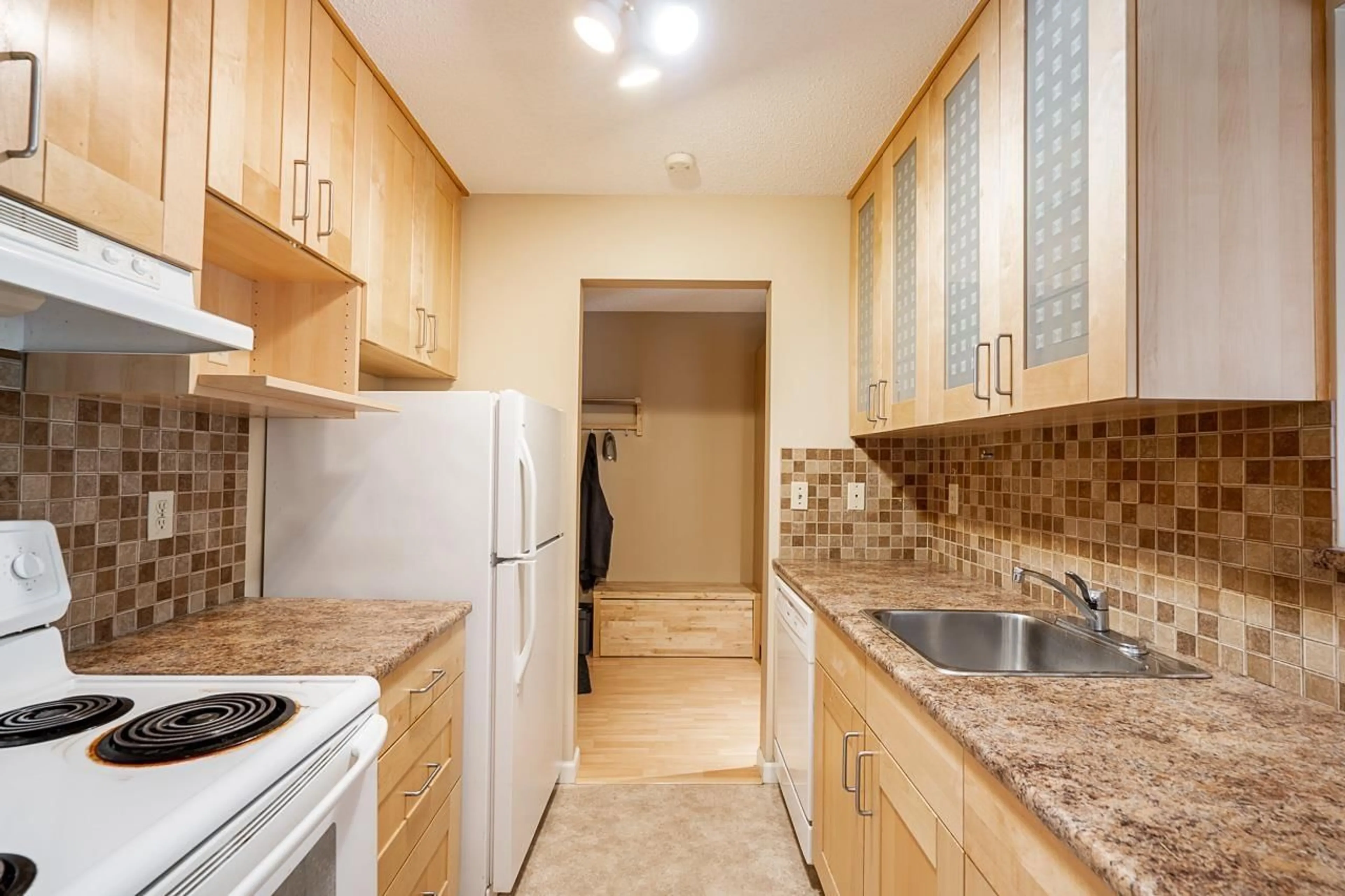 Standard kitchen, unknown for 207 - 7426 138, Surrey British Columbia V3W6G4
