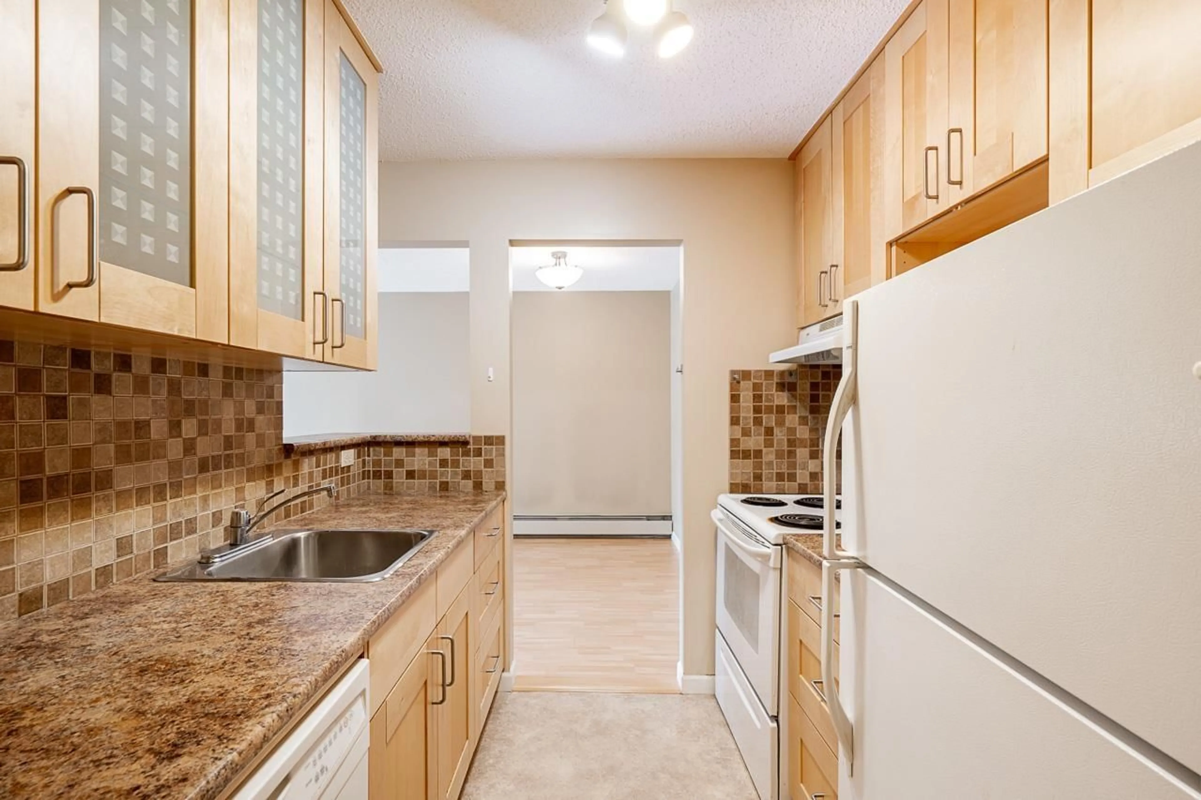 Standard kitchen, unknown for 207 - 7426 138, Surrey British Columbia V3W6G4