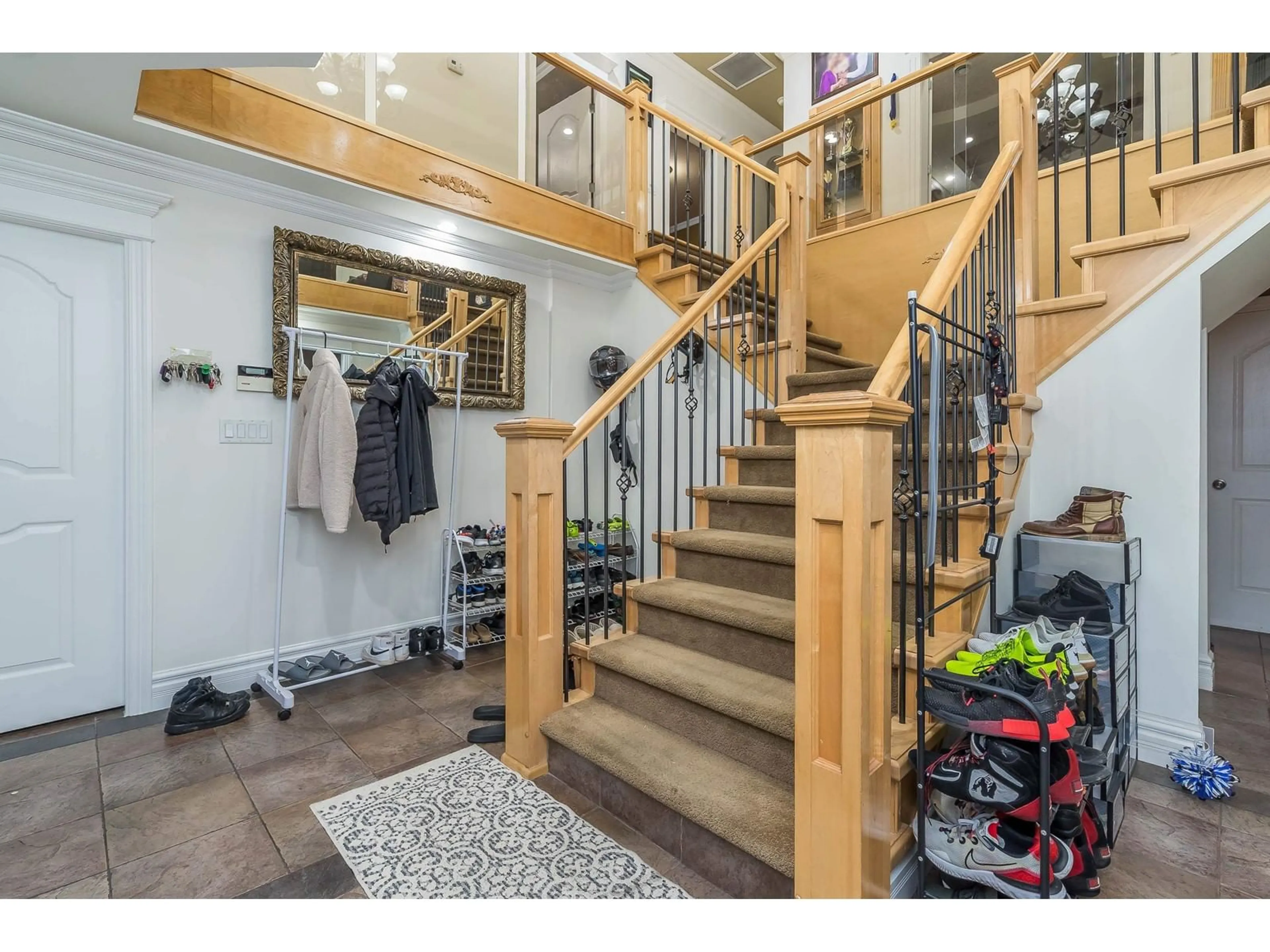 Indoor entryway for 13027 68, Surrey British Columbia V3W2E5