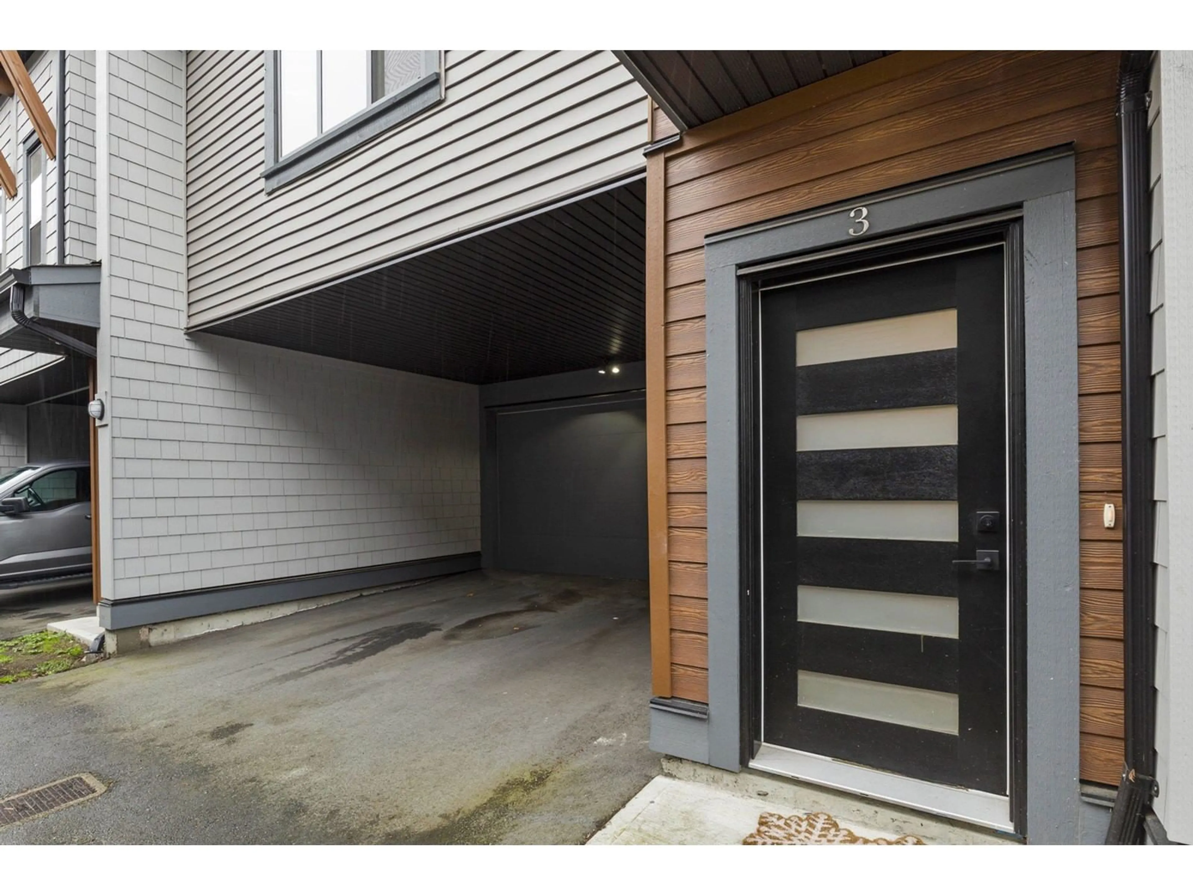 Indoor entryway for 3 - 45608 BERNARD AVENUE, Chilliwack British Columbia V2P1H8