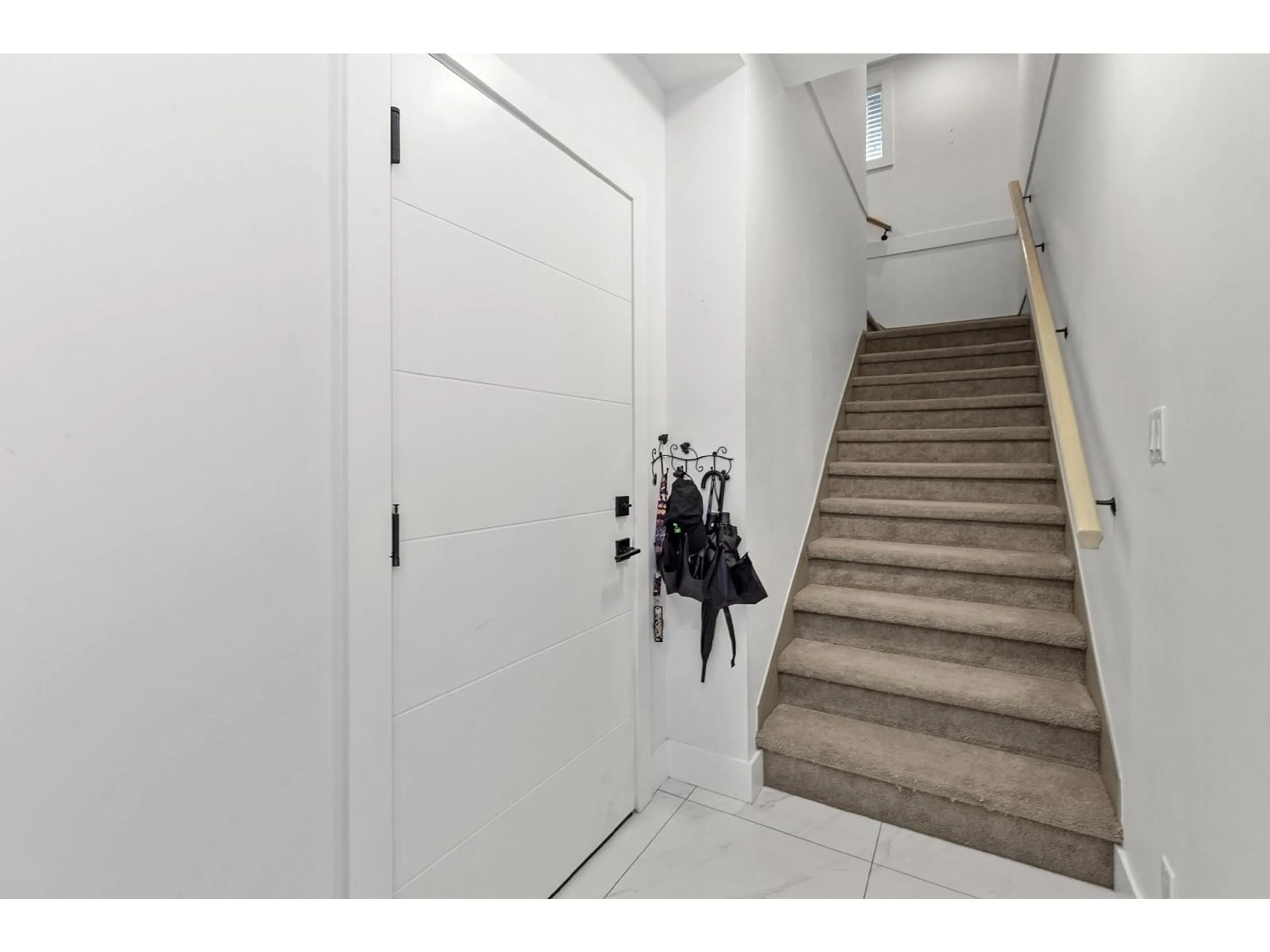 Indoor foyer for 3 - 45608 BERNARD AVENUE, Chilliwack British Columbia V2P1H8