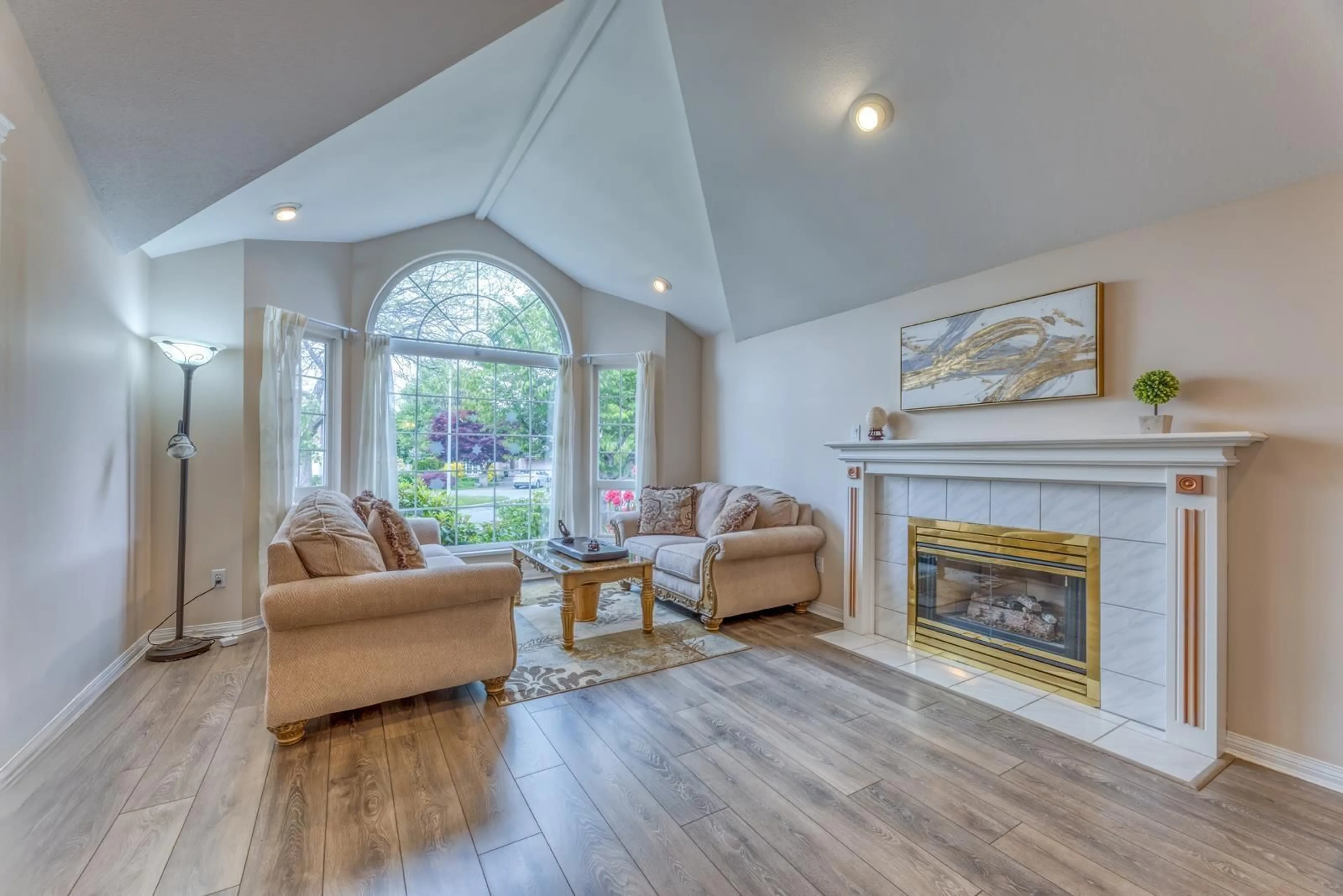 Living room with furniture, wood/laminate floor for 14878 25, Surrey British Columbia V4P1N8