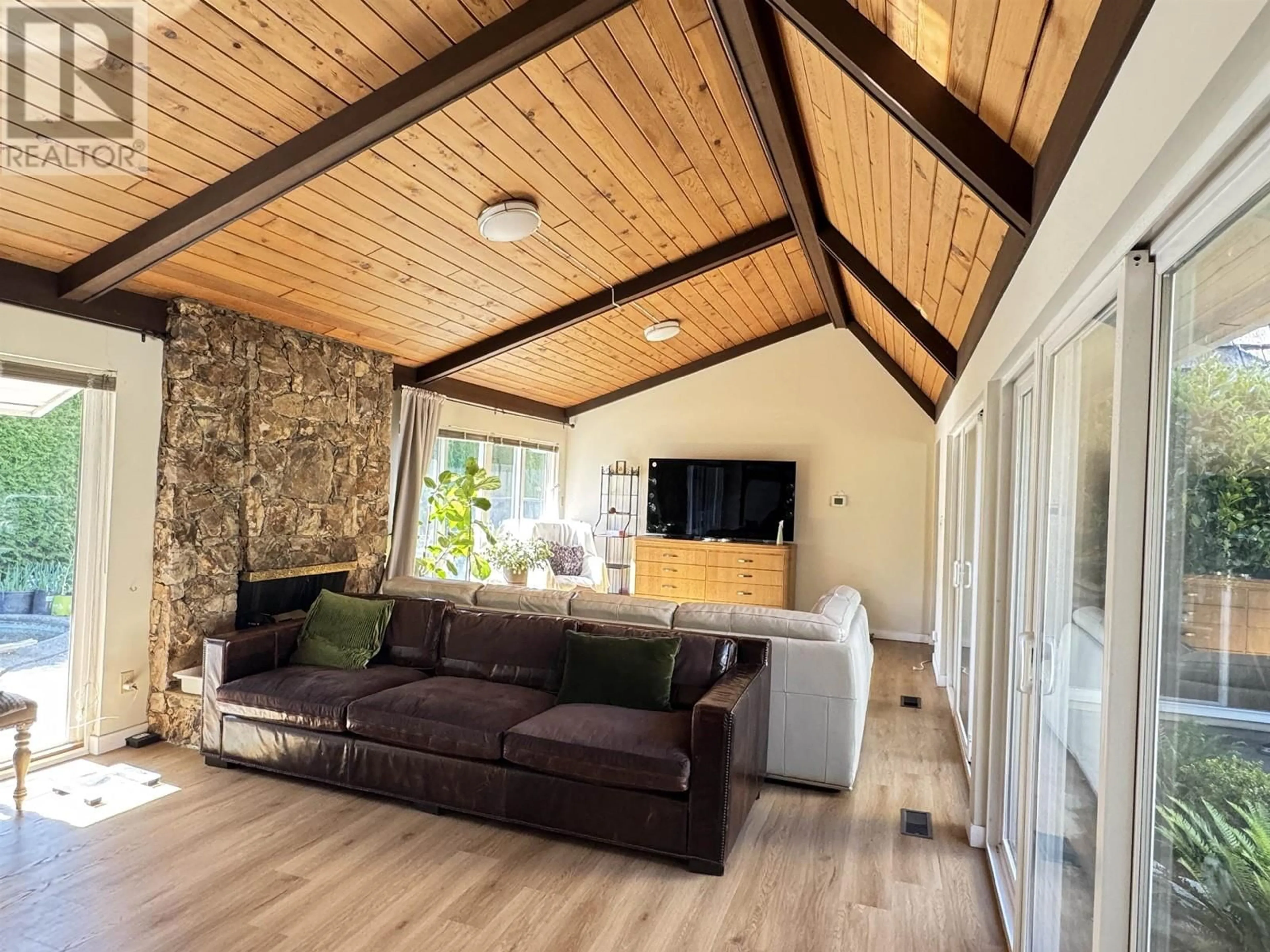 Living room with furniture, wood/laminate floor for 7500 GLACIER CRESCENT, Richmond British Columbia V7A1L5