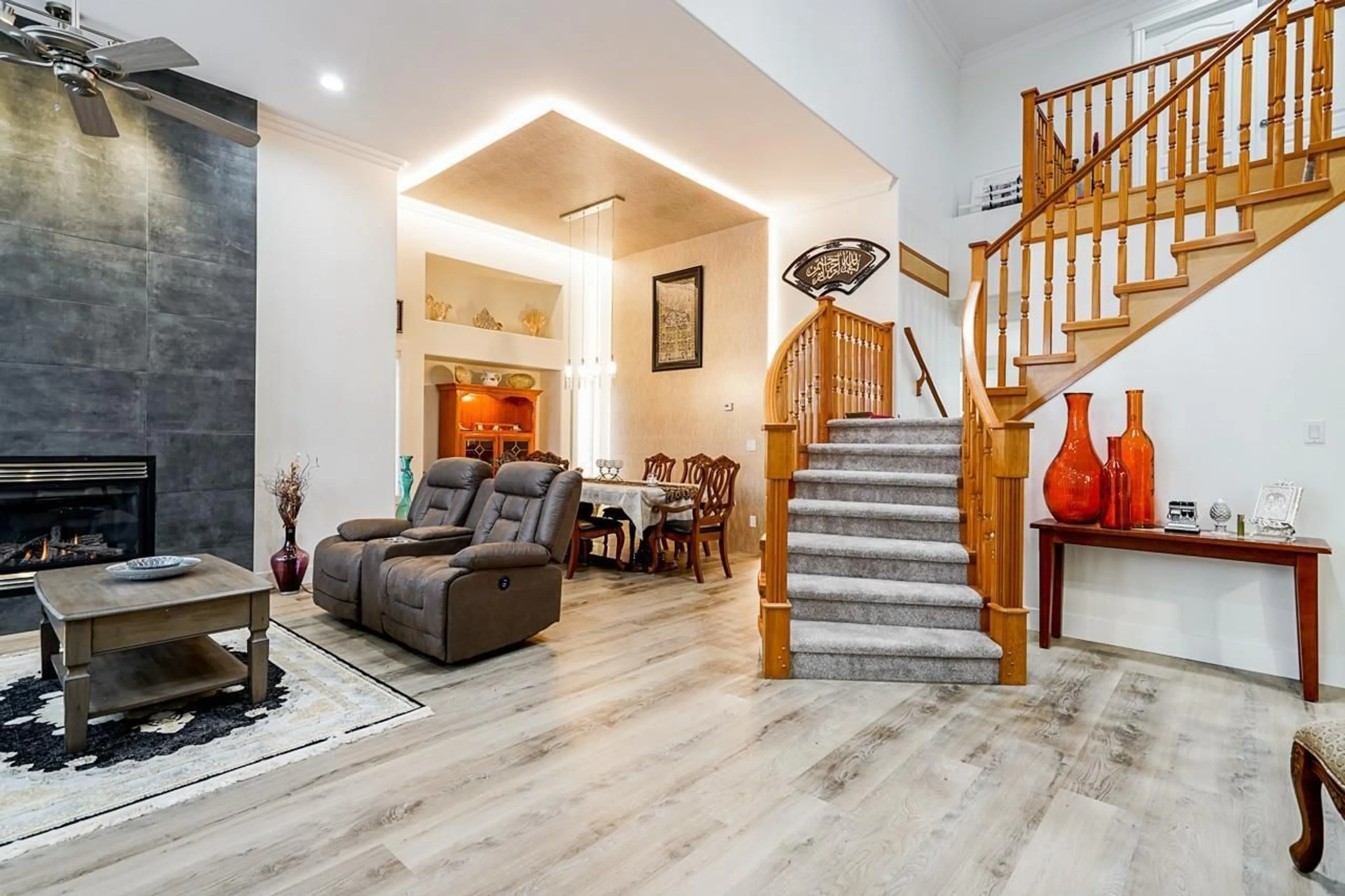 Indoor foyer for 14536 83, Surrey British Columbia V3S0N6
