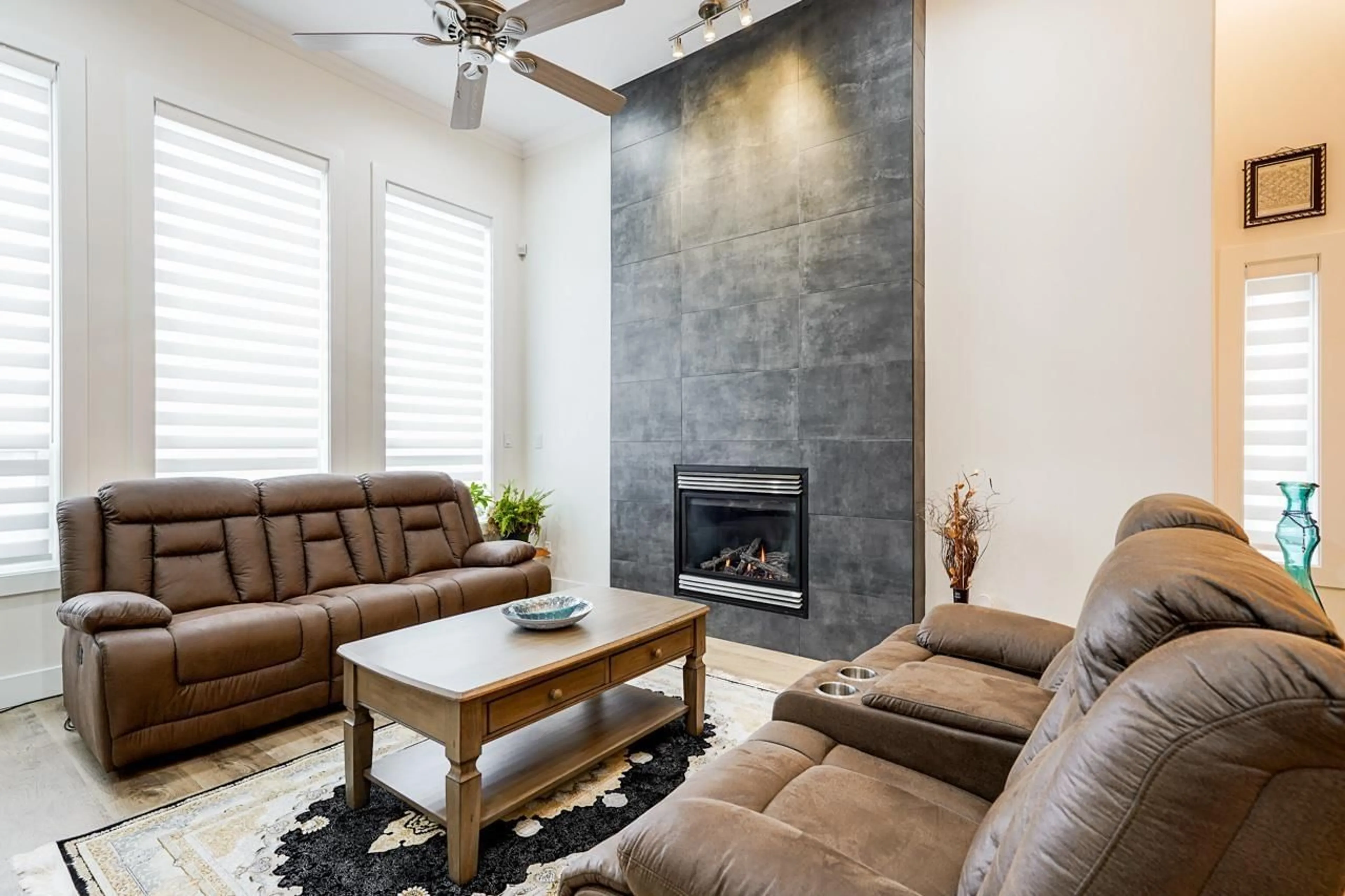 Living room with furniture, ceramic/tile floor for 14536 83, Surrey British Columbia V3S0N6