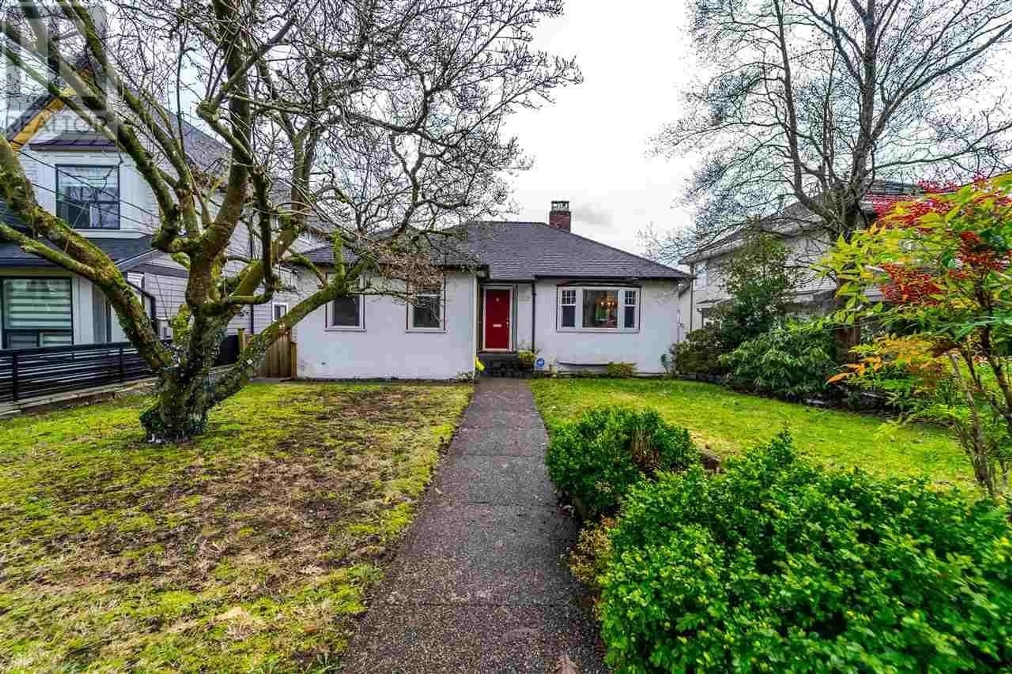 A pic from outside/outdoor area/front of a property/back of a property/a pic from drone, street for 1918 EDINBURGH STREET, New Westminster British Columbia V3M2X5