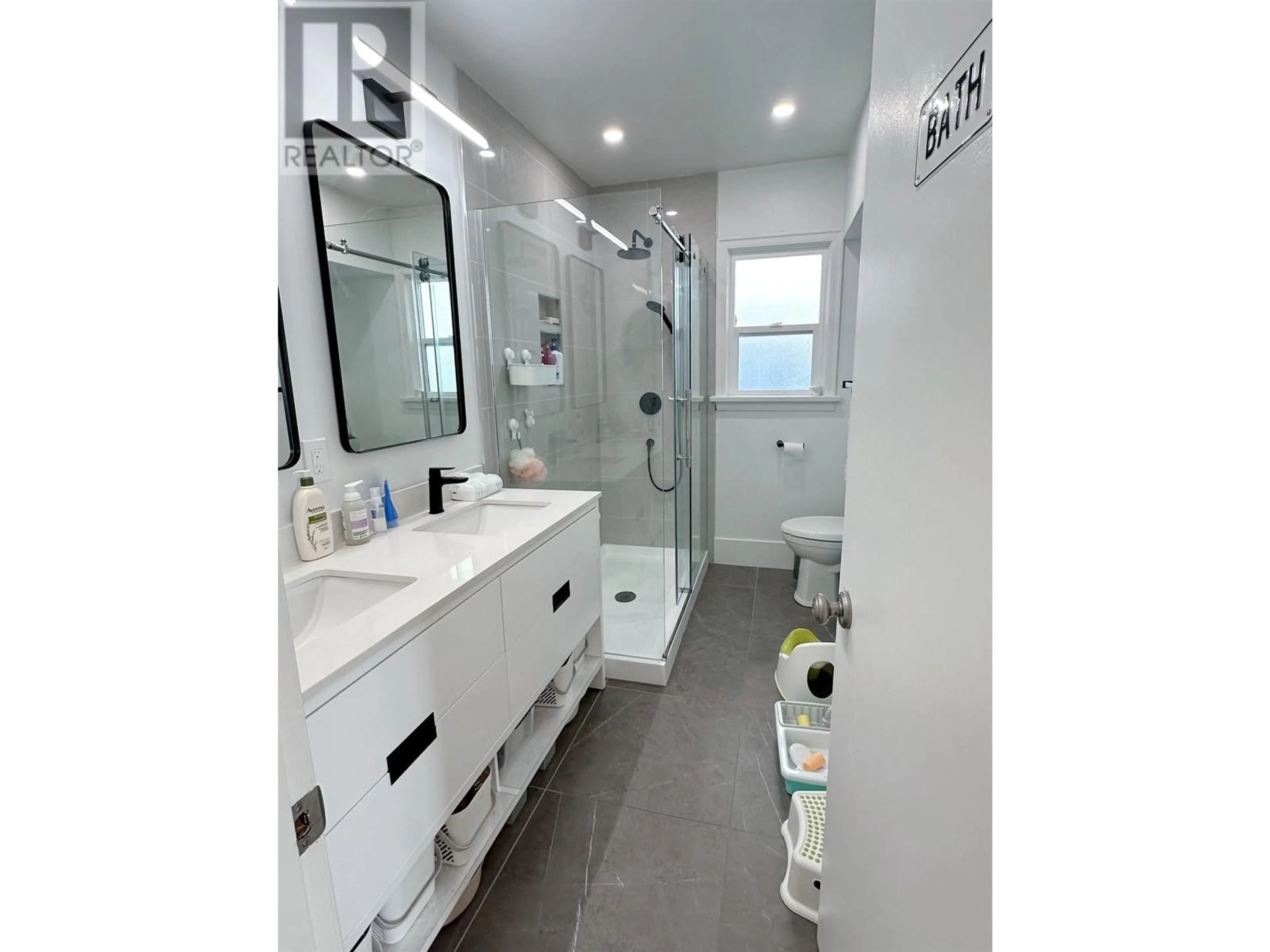 Contemporary bathroom, ceramic/tile floor for 1918 EDINBURGH STREET, New Westminster British Columbia V3M2X5