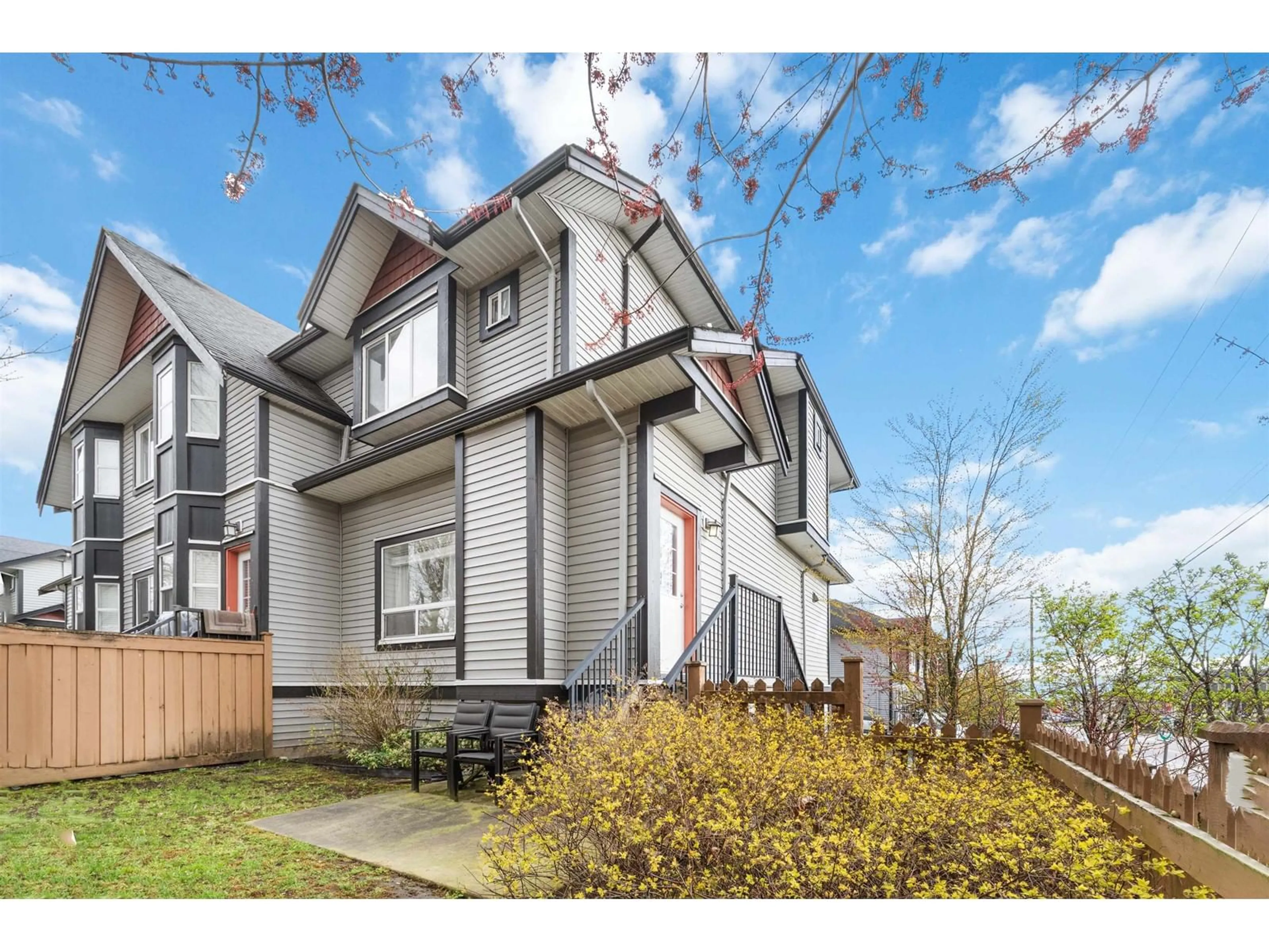 Home with vinyl exterior material, street for 1 - 31235 UPPER MACLURE, Abbotsford British Columbia V2T0B2