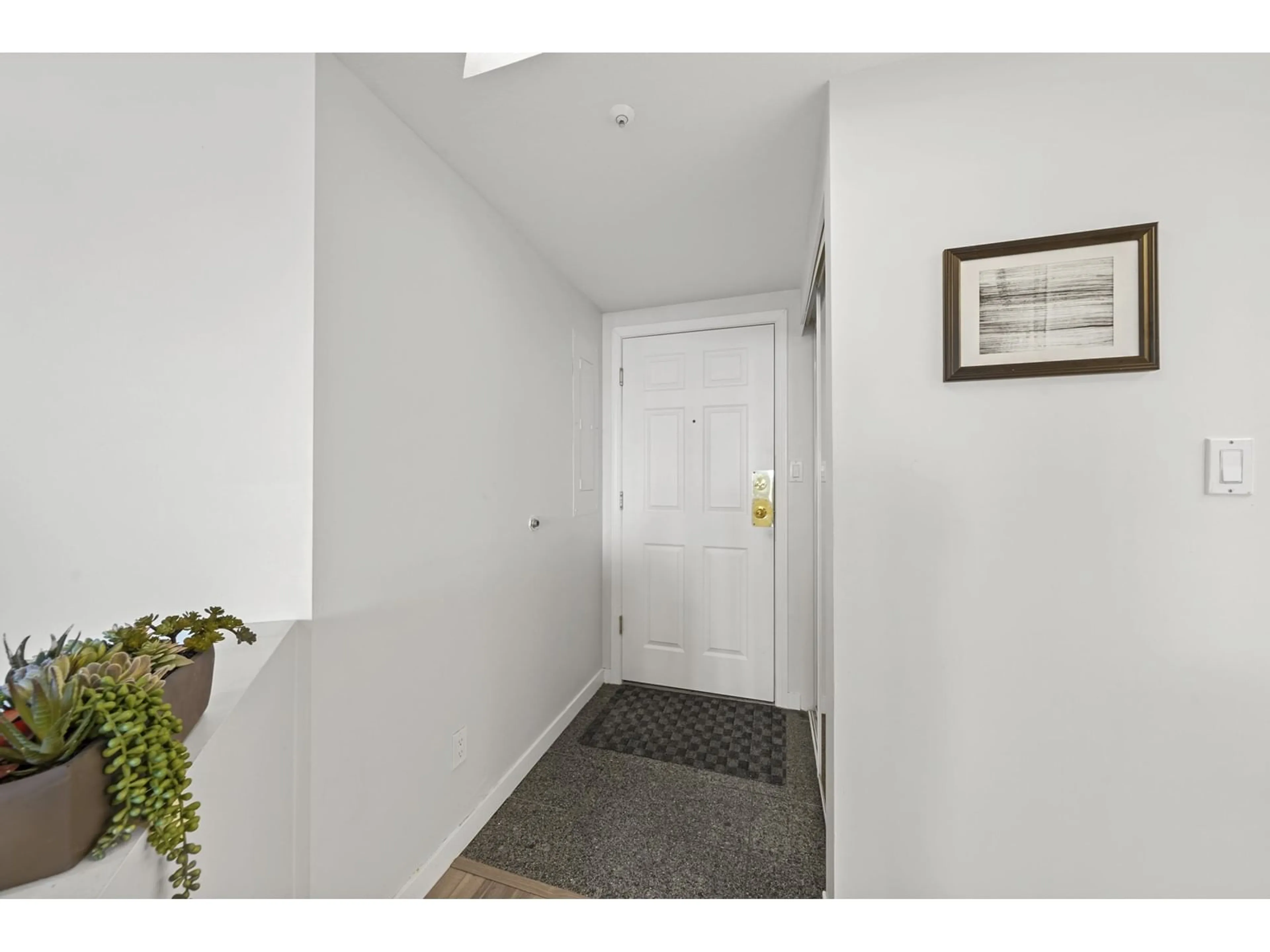 Indoor entryway for 1104 - 13383 108, Surrey British Columbia V3T5T6