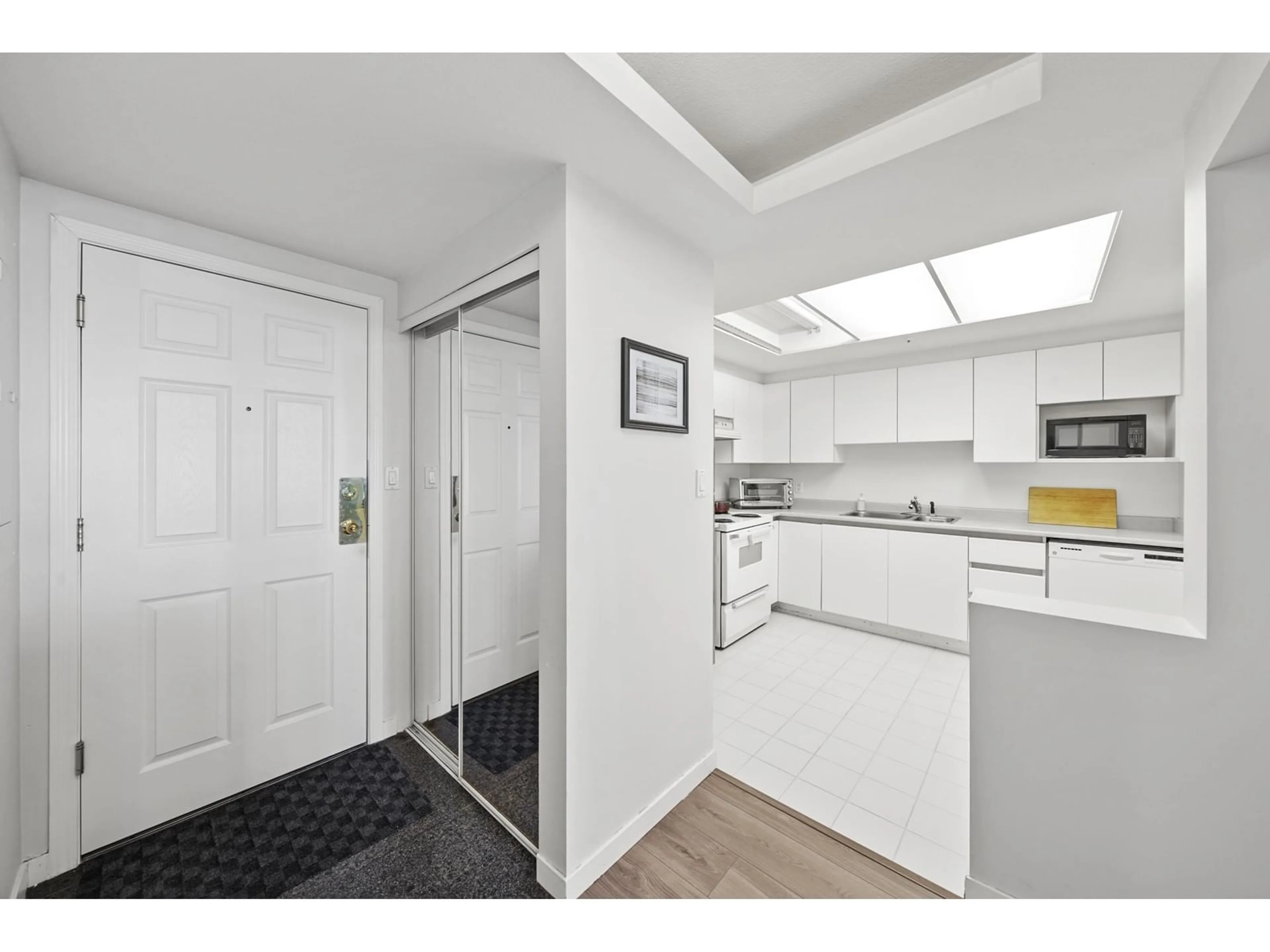 Standard kitchen, unknown for 1104 - 13383 108, Surrey British Columbia V3T5T6