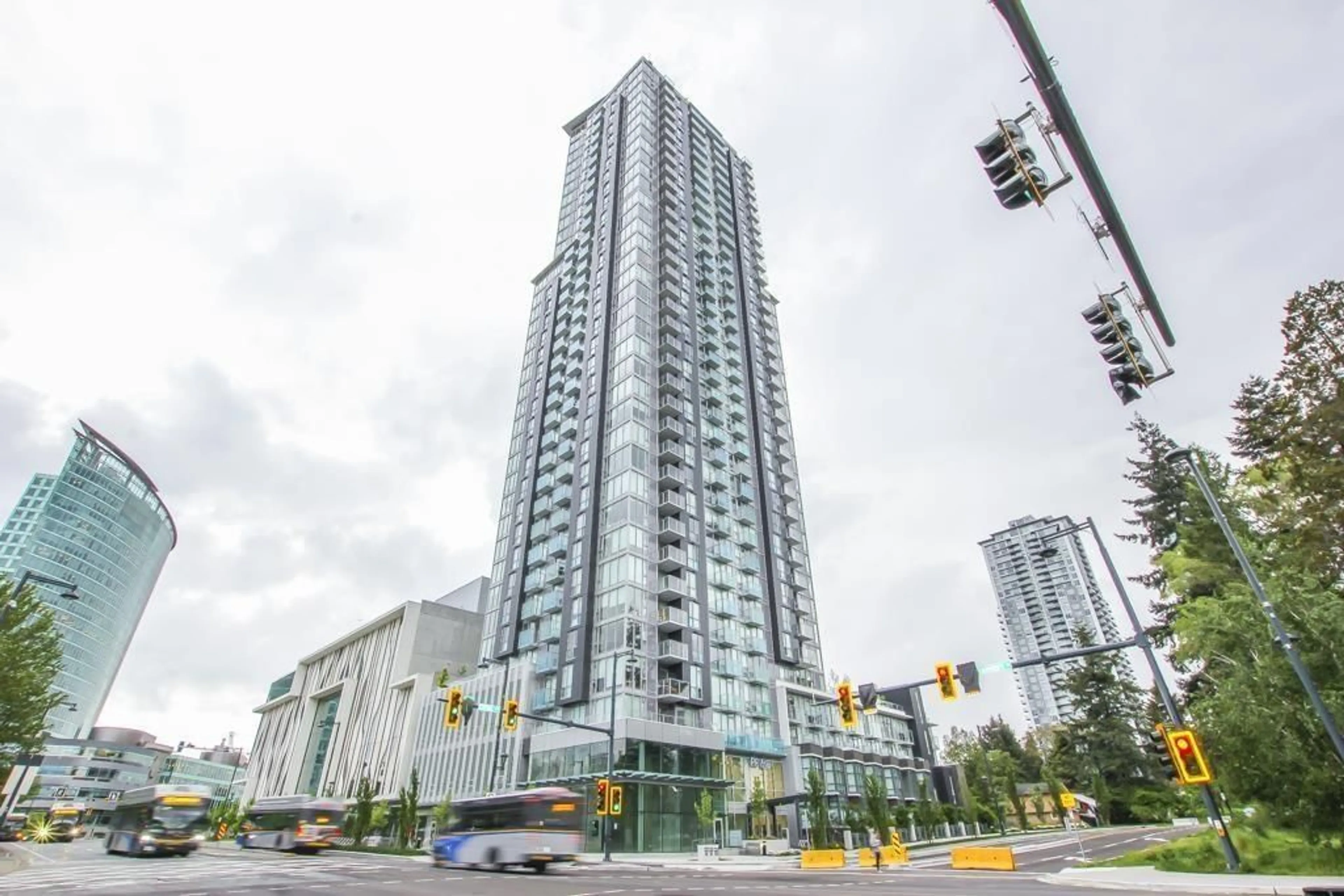 Indoor foyer for 1612 - 13438 CENTRAL, Surrey British Columbia V3T0N2
