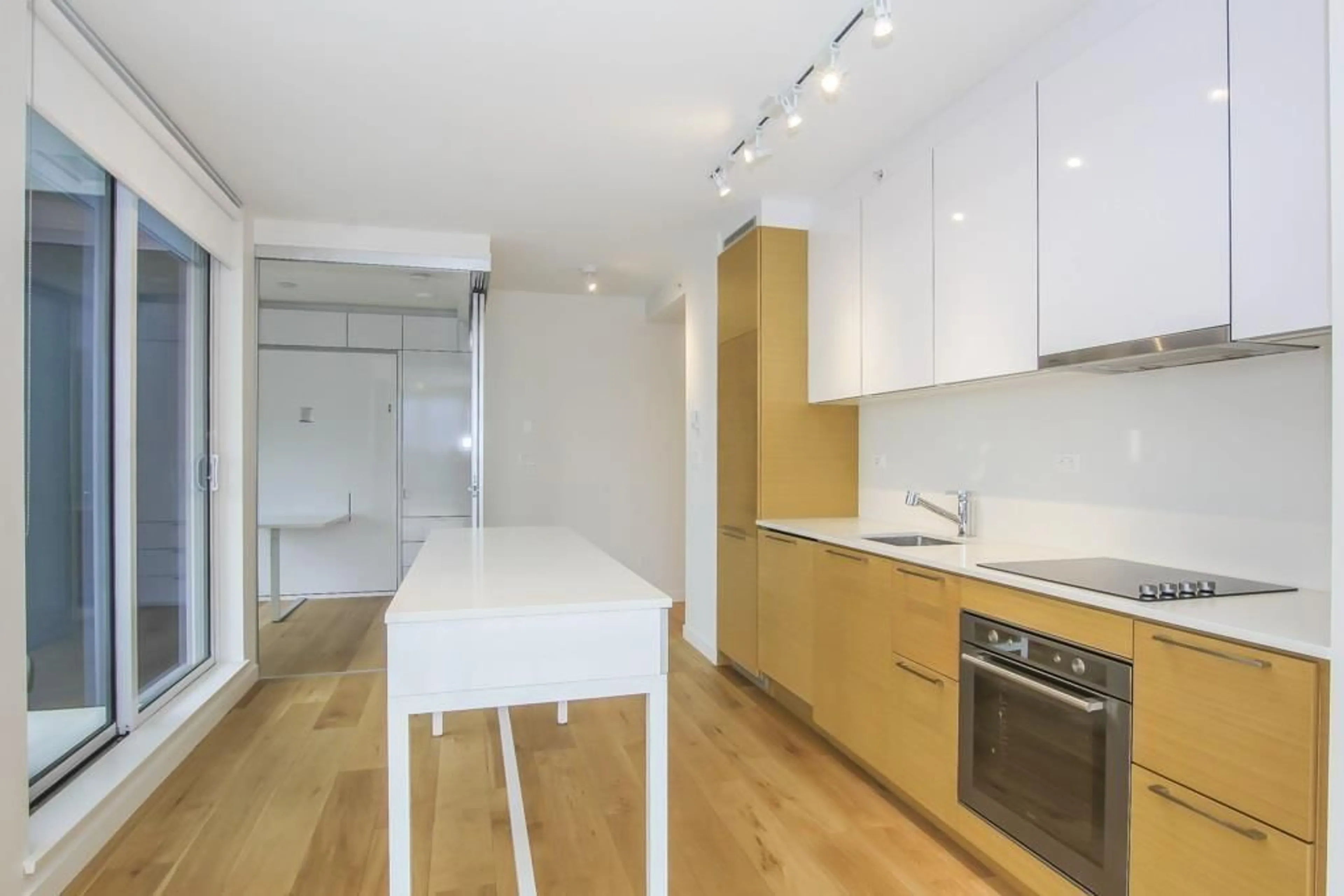 Standard kitchen, wood/laminate floor for 1612 - 13438 CENTRAL, Surrey British Columbia V3T0N2