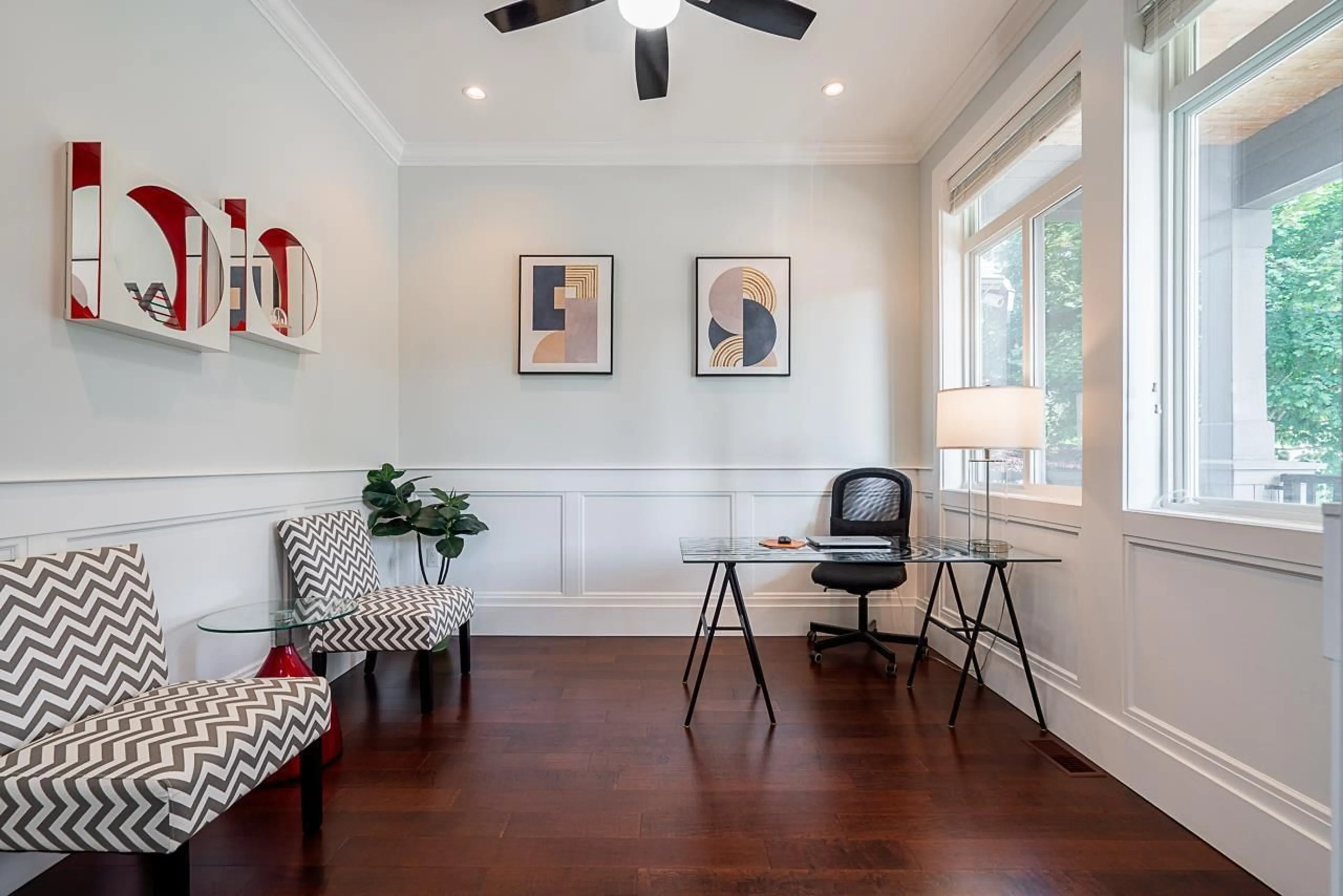 Living room with furniture, wood/laminate floor for 20659 85, Langley British Columbia V2Y0R9