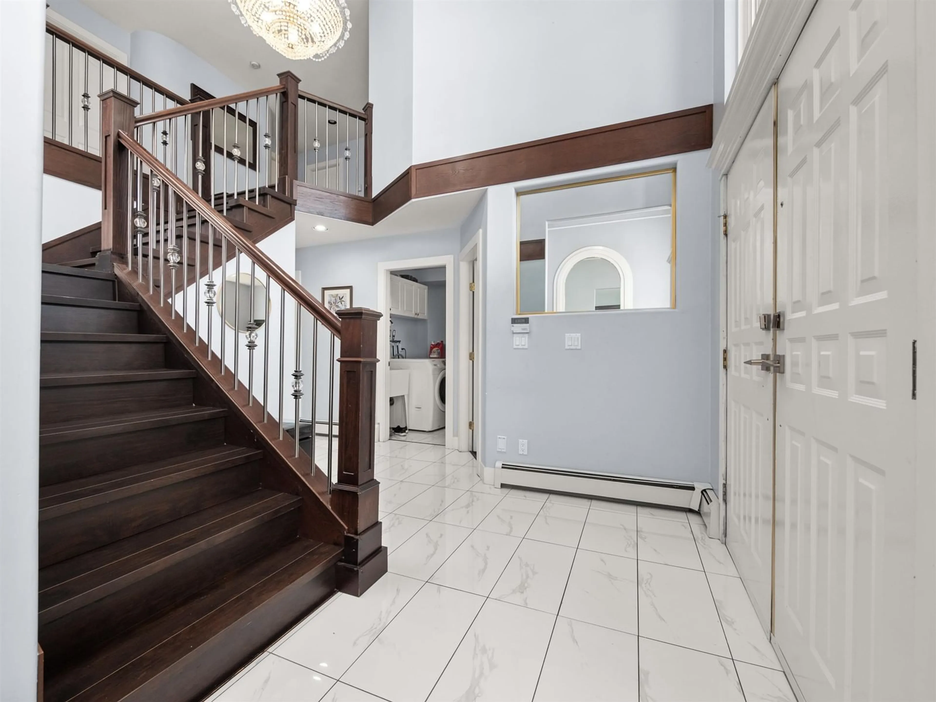 Indoor foyer for 13751 58, Surrey British Columbia V3X3J1