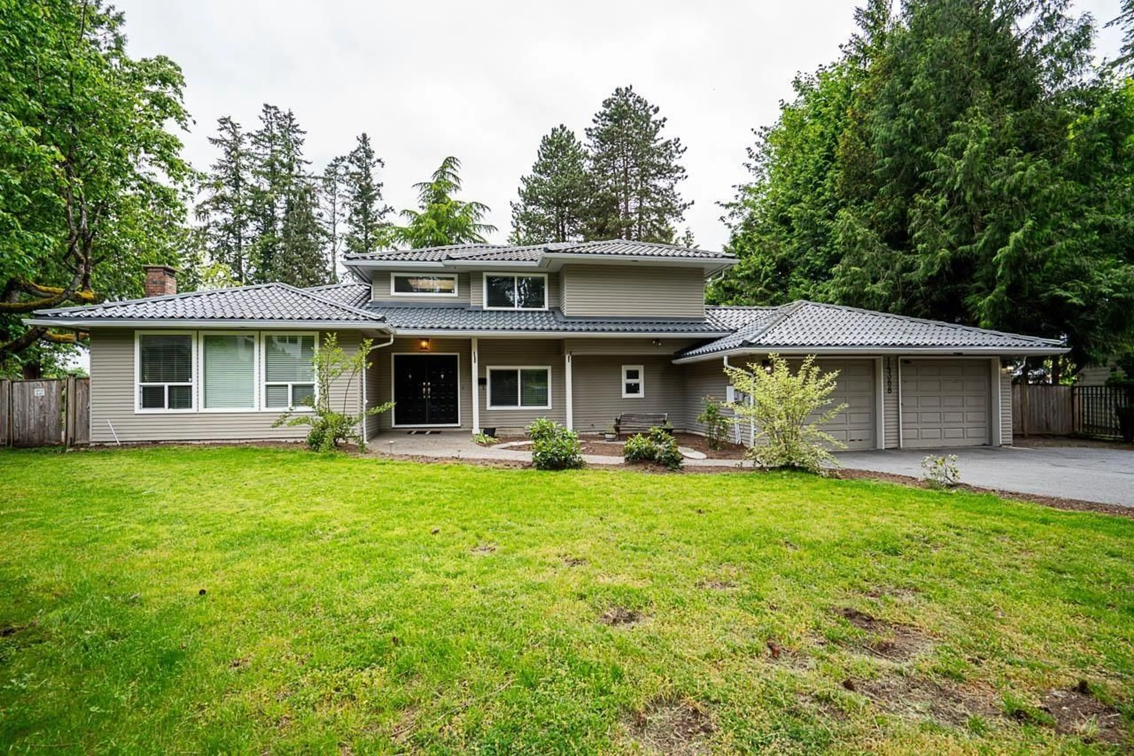 A pic from outside/outdoor area/front of a property/back of a property/a pic from drone, street for 14388 GREENCREST, Surrey British Columbia V4P1M1