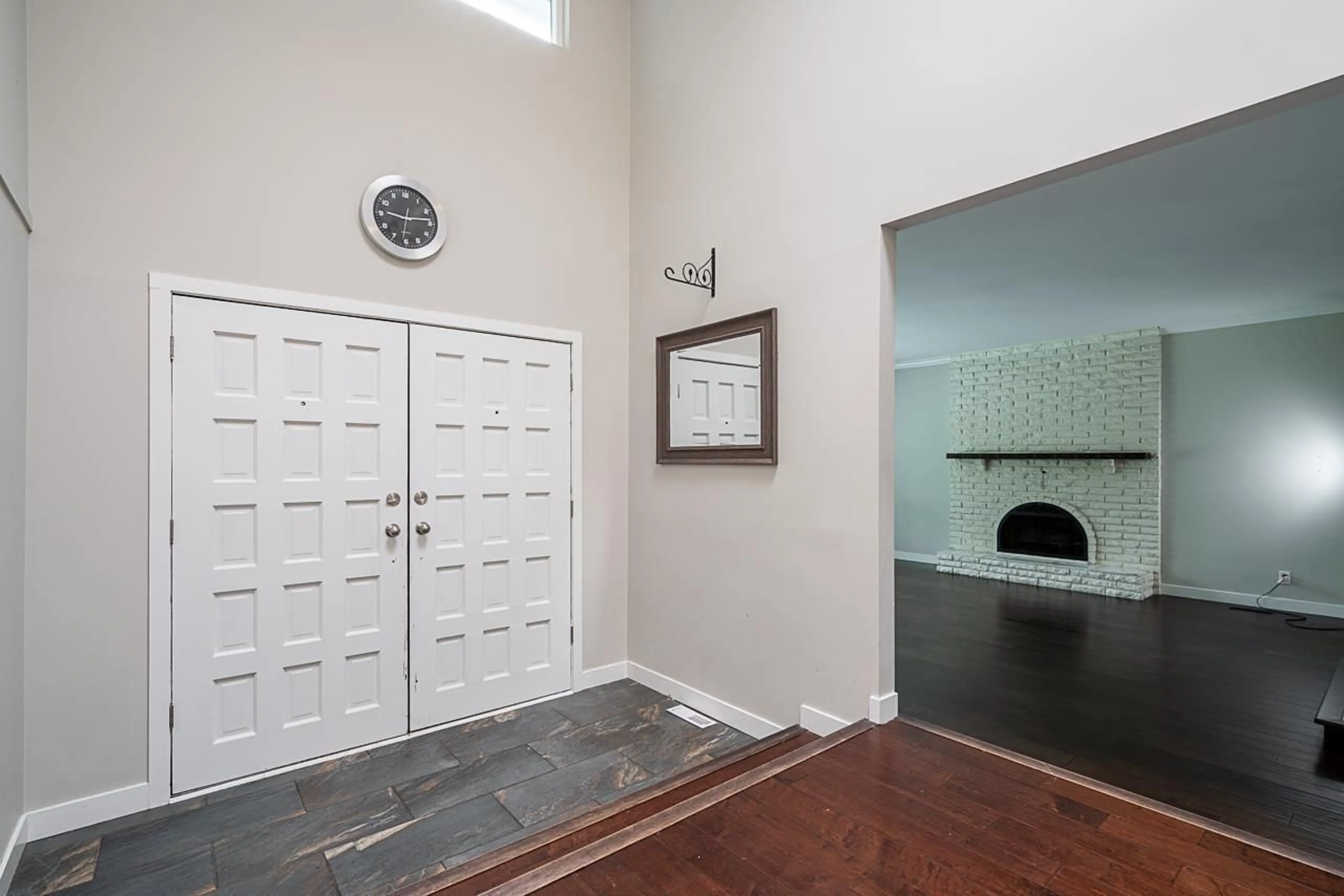 Indoor entryway for 14388 GREENCREST, Surrey British Columbia V4P1M1
