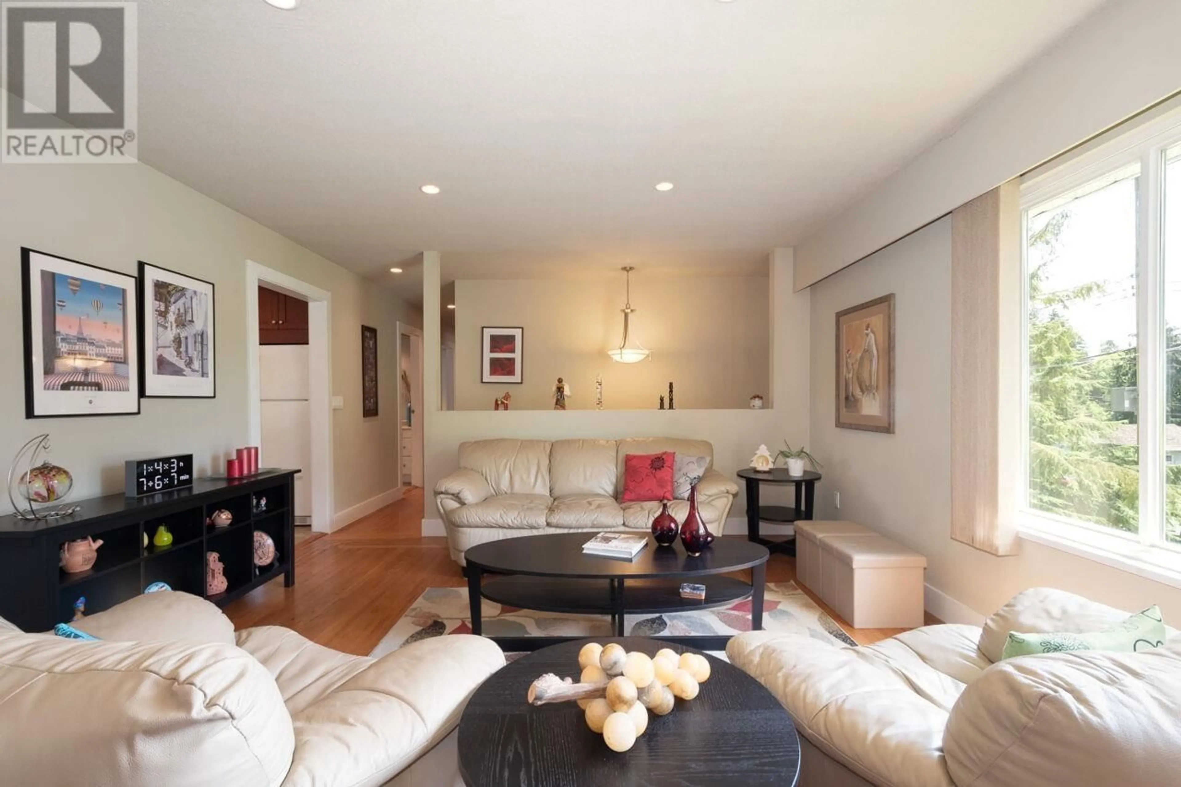 Living room with furniture, unknown for 521 CHAPMAN AVENUE, Coquitlam British Columbia V3J4A1