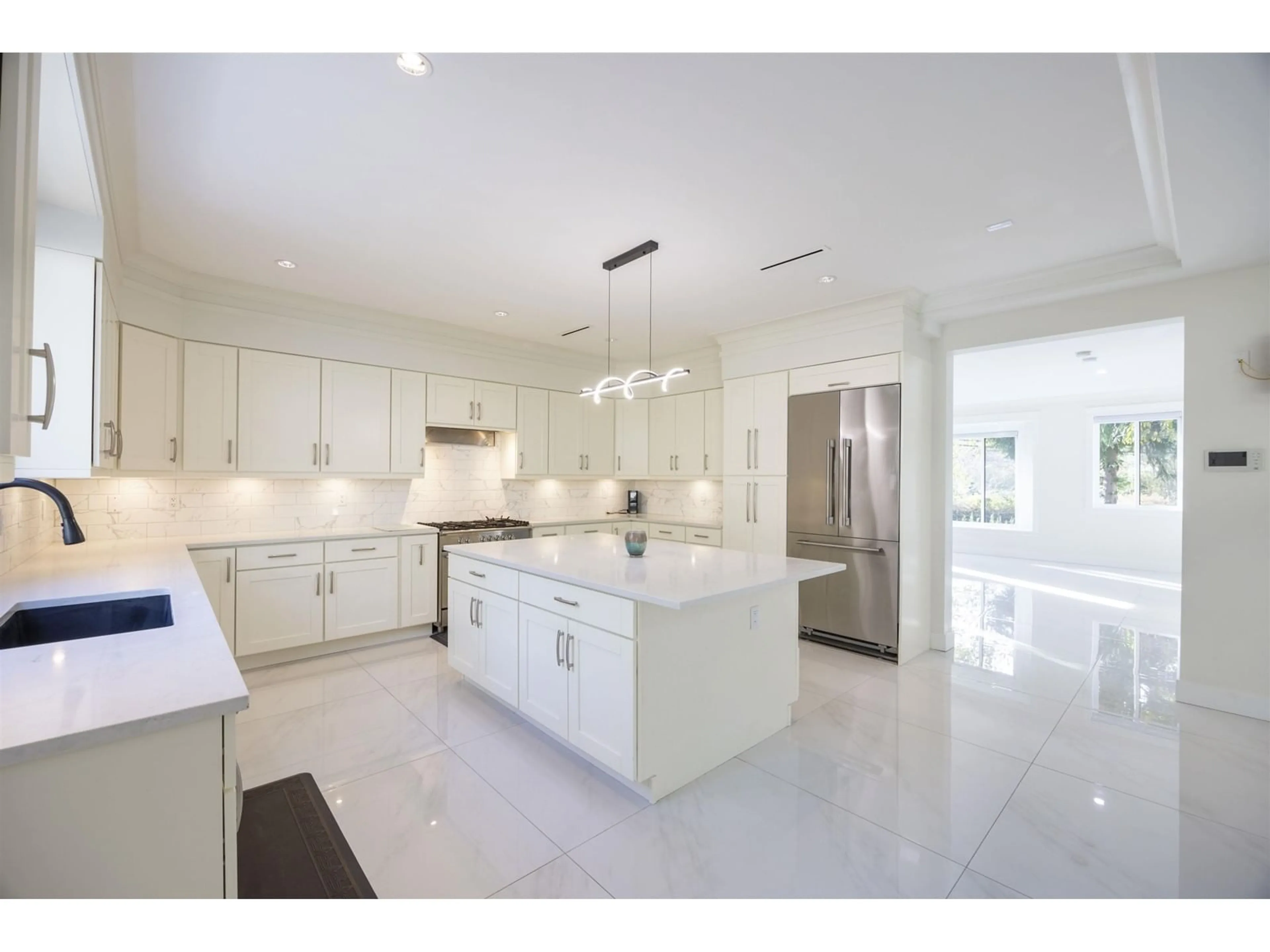 Open concept kitchen, ceramic/tile floor for 10012 PARK, Surrey British Columbia V3V3A6