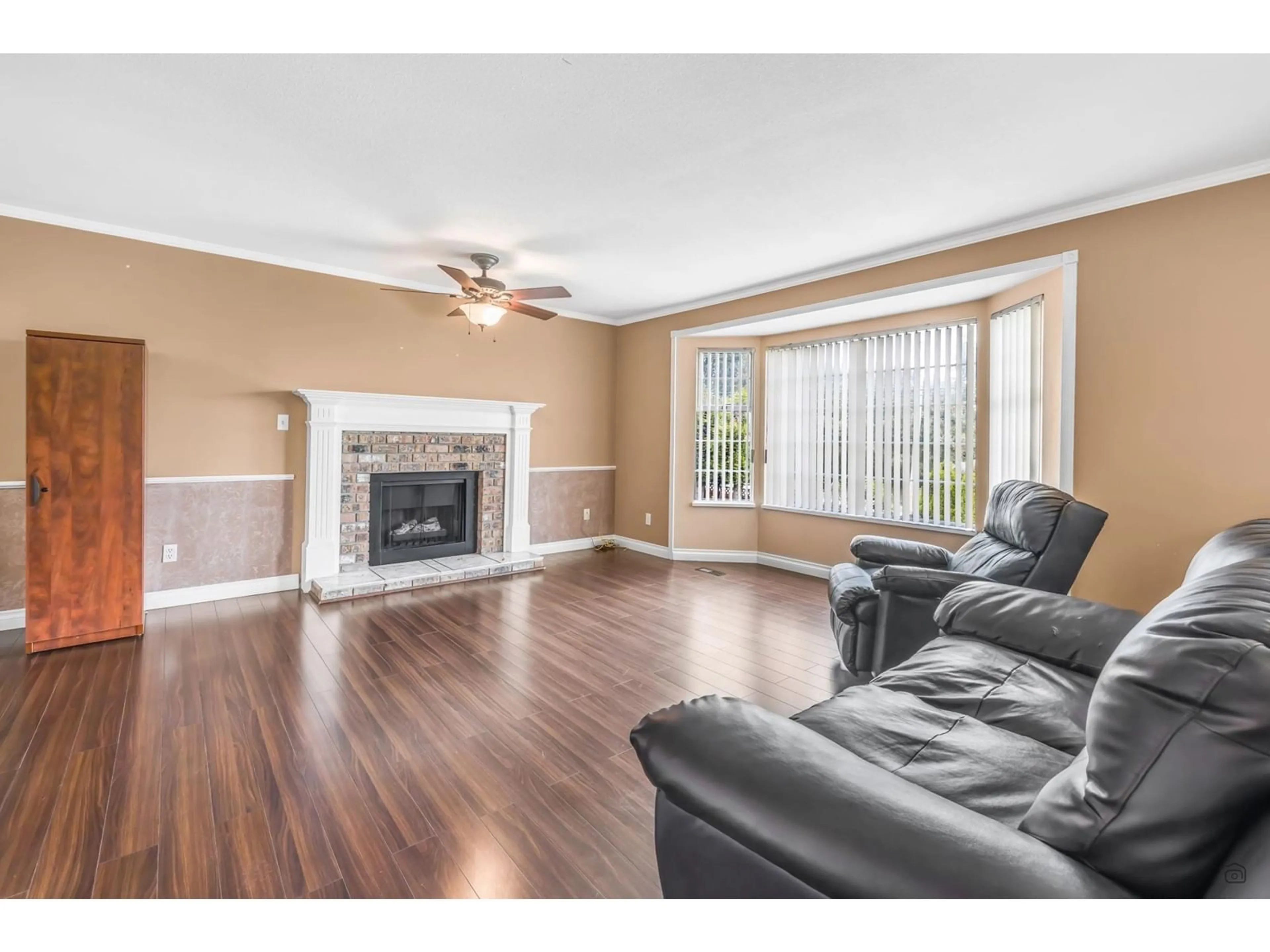 Living room with furniture, wood/laminate floor for 6171 192, Surrey British Columbia V3S8C7
