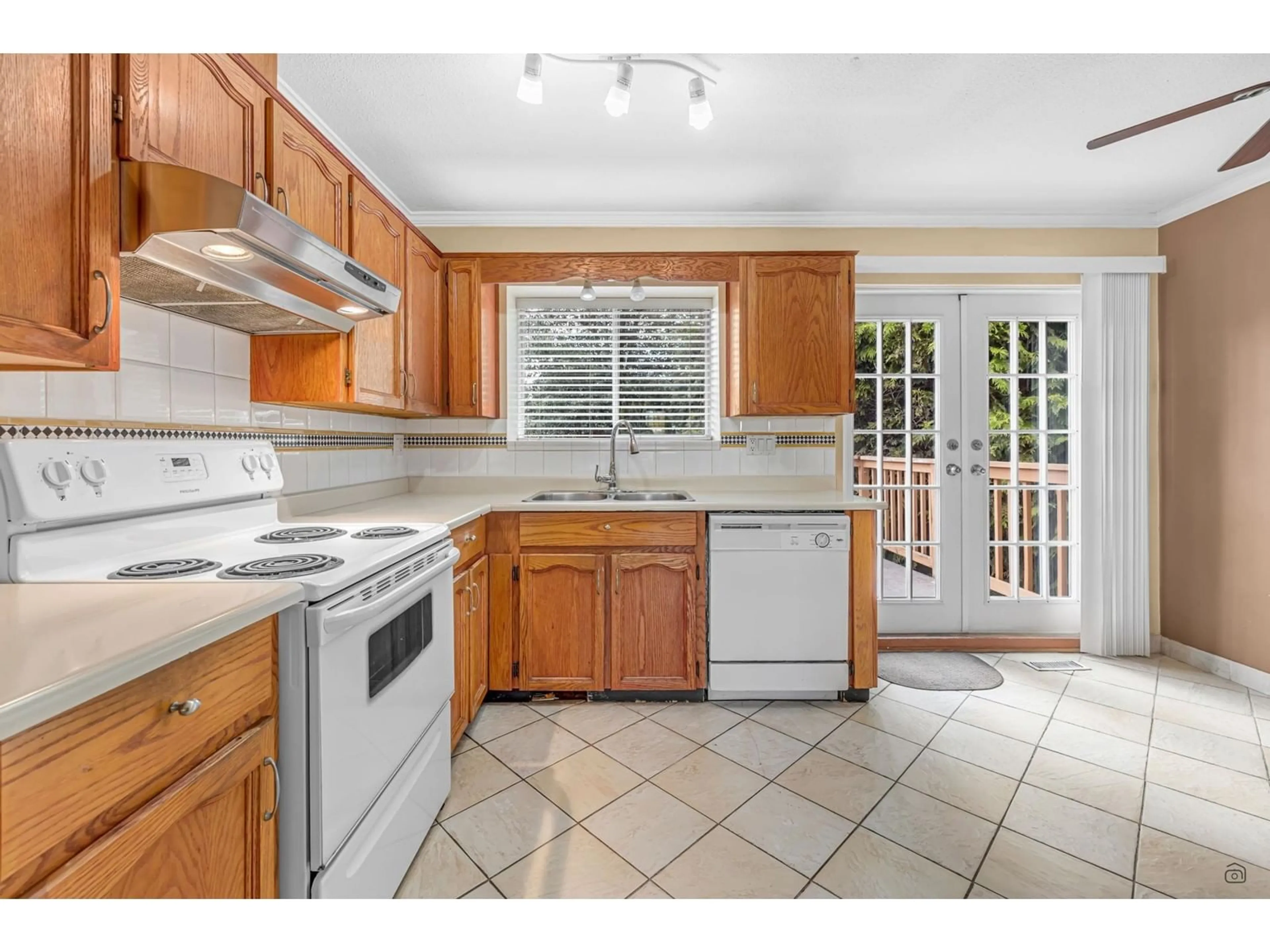 Standard kitchen, ceramic/tile floor for 6171 192, Surrey British Columbia V3S8C7