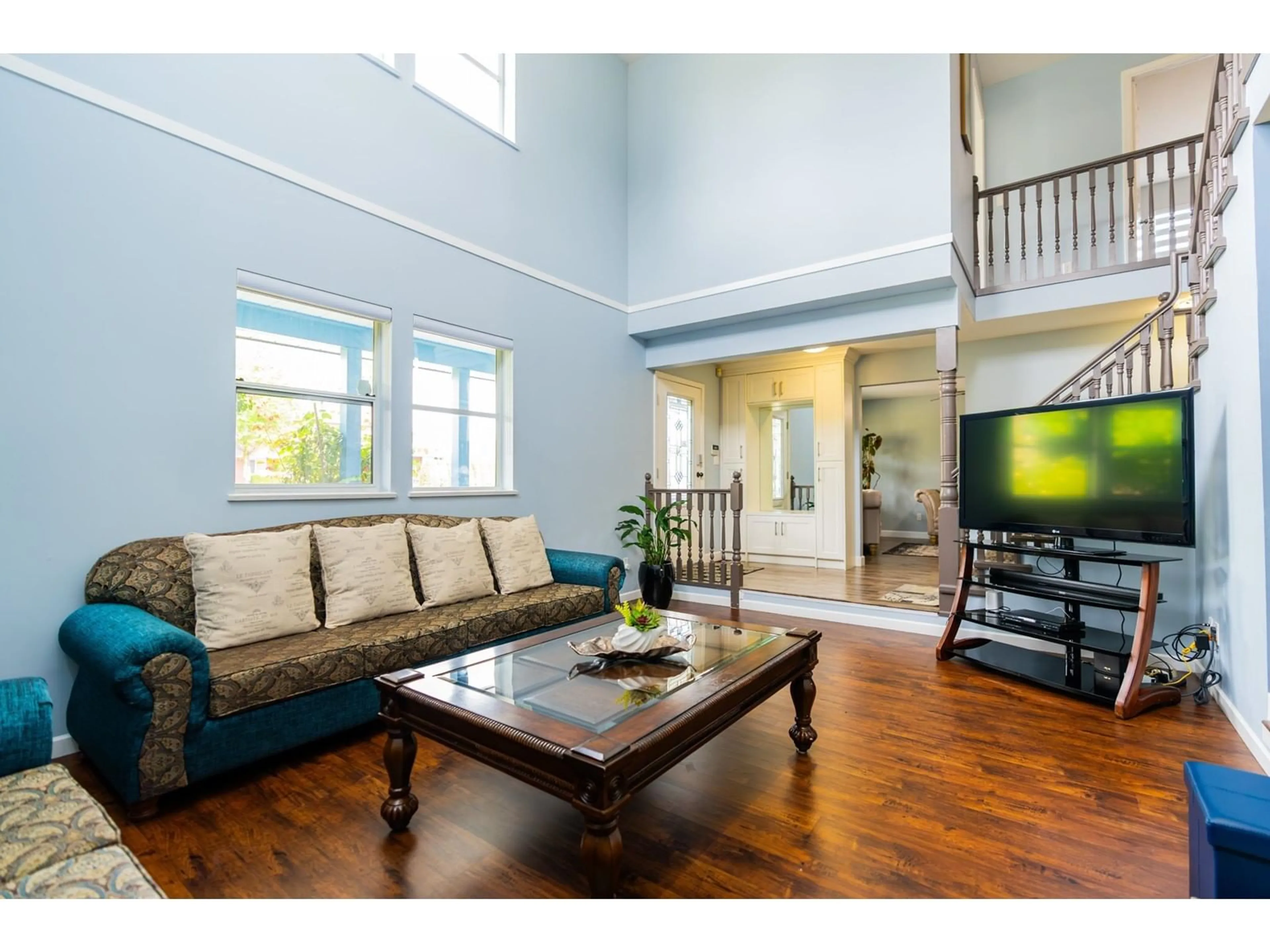 Living room with furniture, wood/laminate floor for 16828 60, Surrey British Columbia V3S1T2