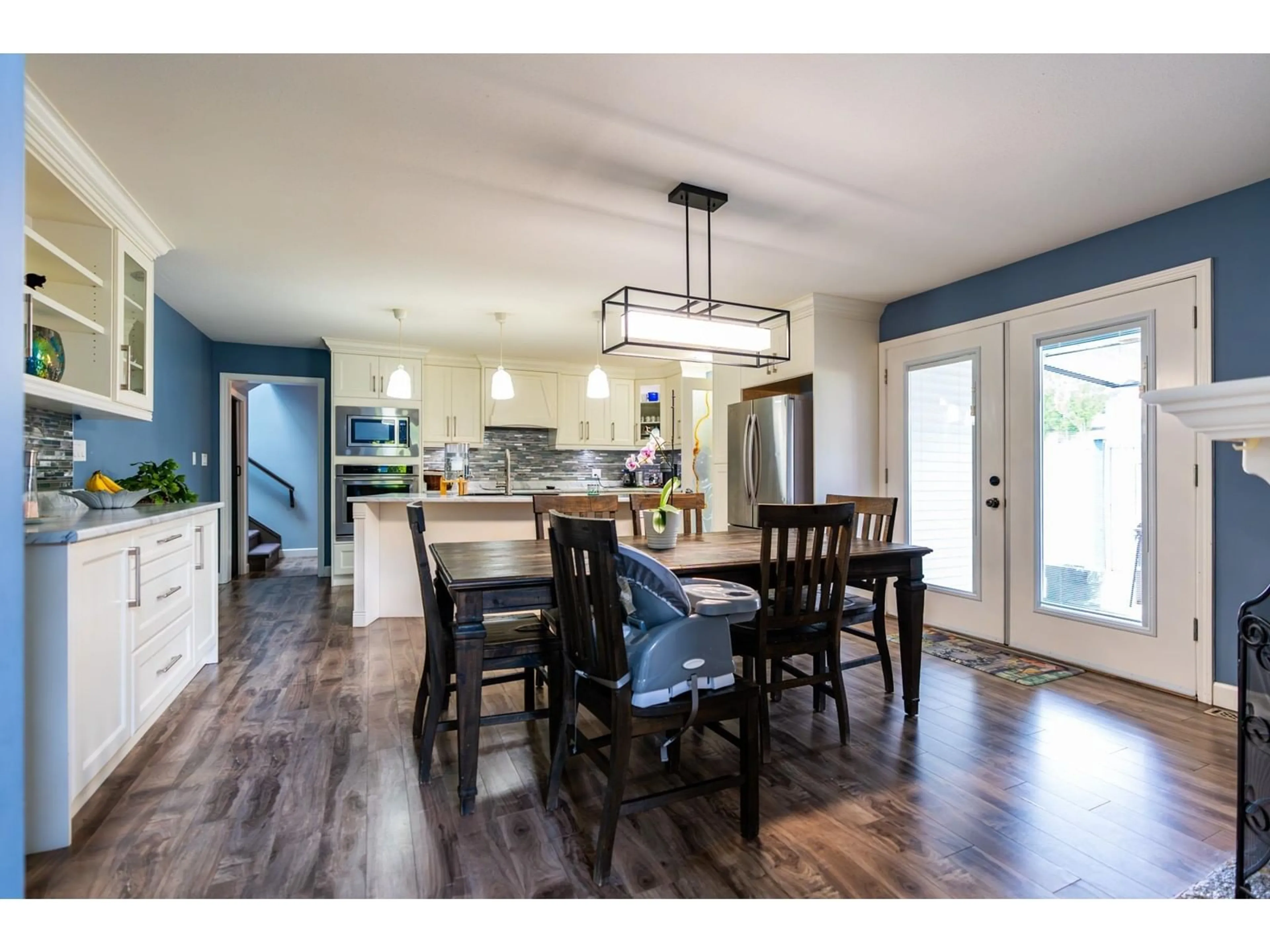 Open concept kitchen, wood/laminate floor for 16828 60, Surrey British Columbia V3S1T2