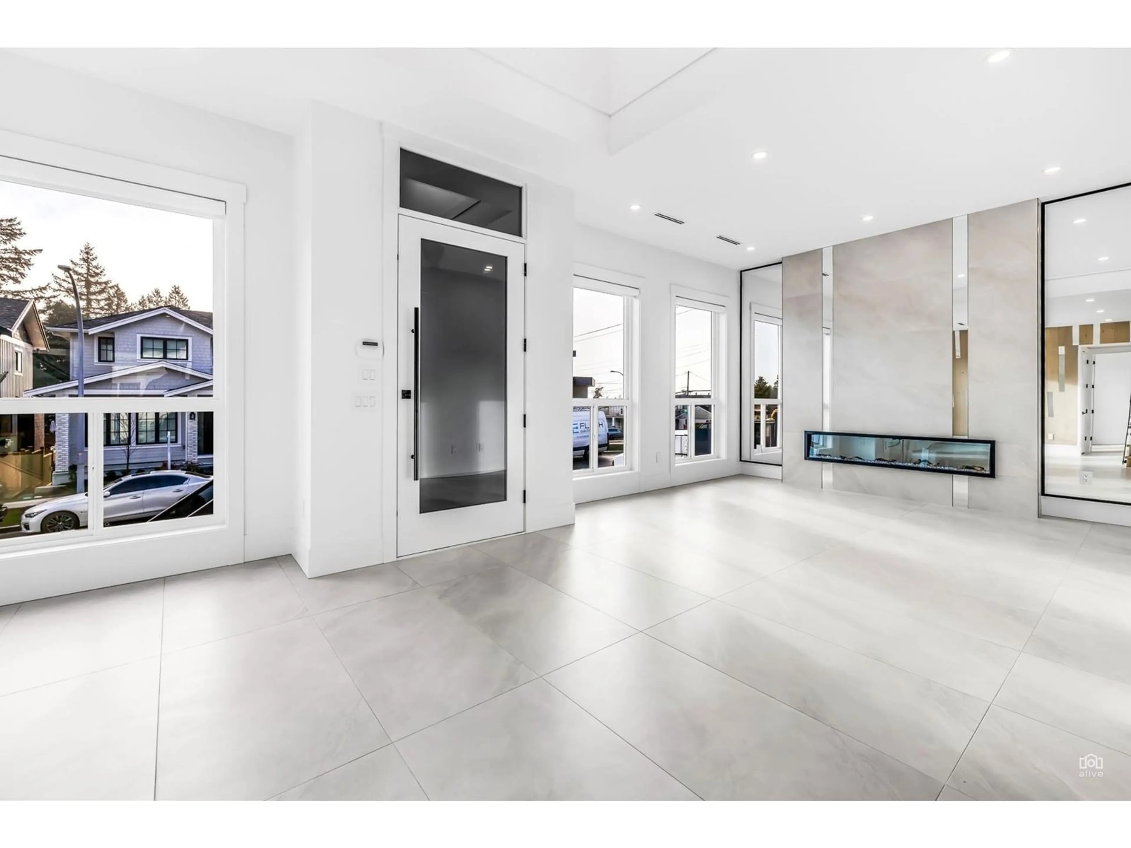 Indoor foyer for 16025 9A, Surrey British Columbia V4A4W5