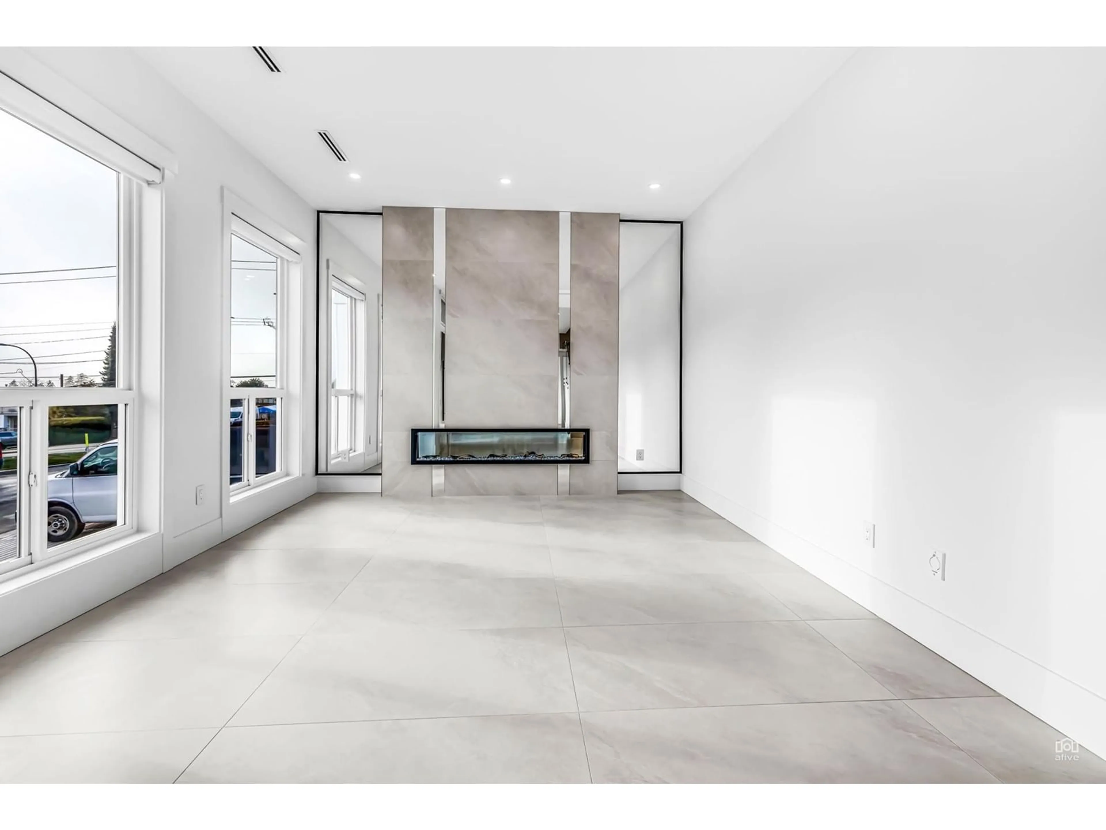 Indoor foyer for 16025 9A, Surrey British Columbia V4A4W5