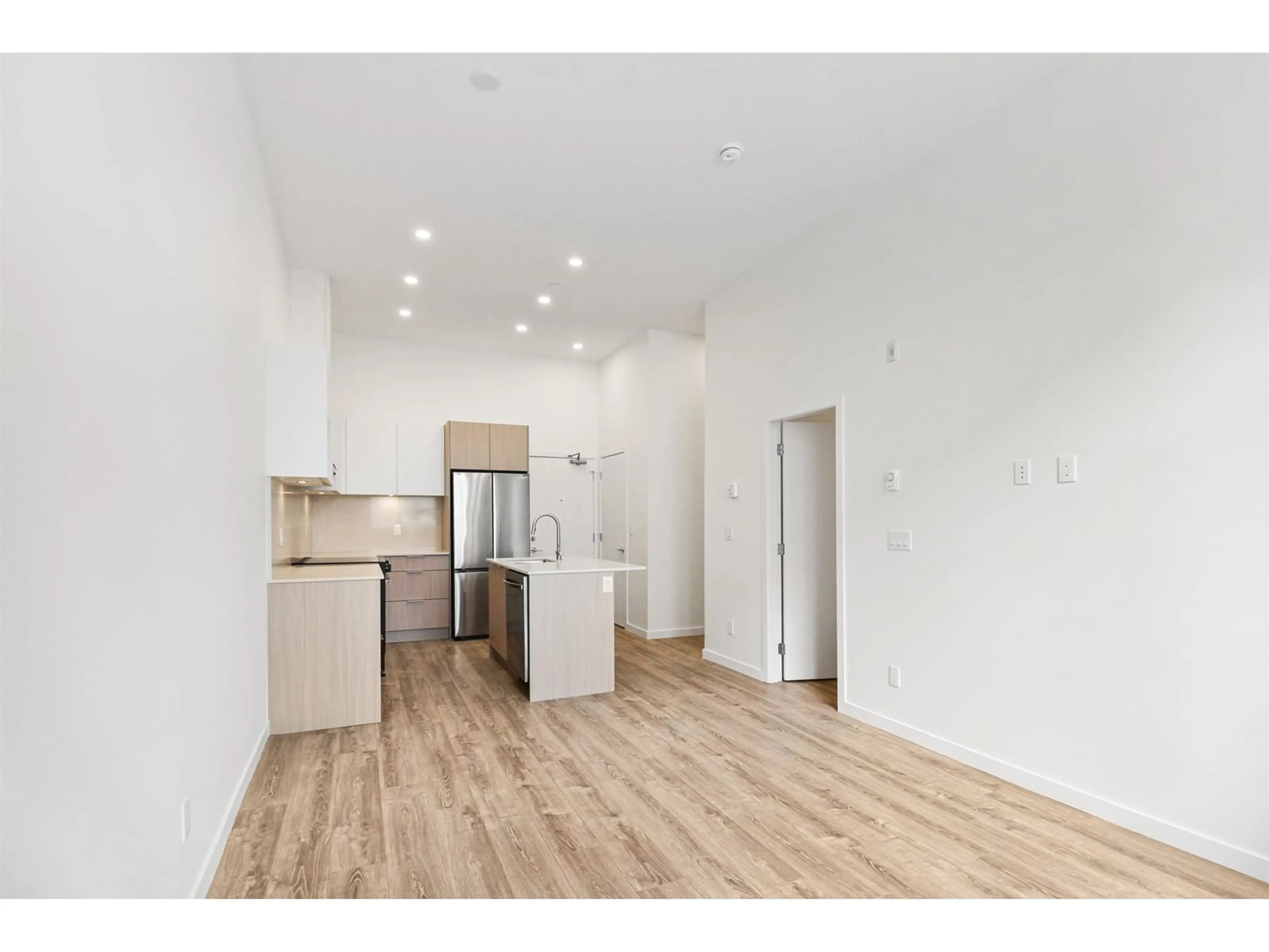 Open concept kitchen, wood/laminate floor for E101 - 10829 140, Surrey British Columbia V3R0H4