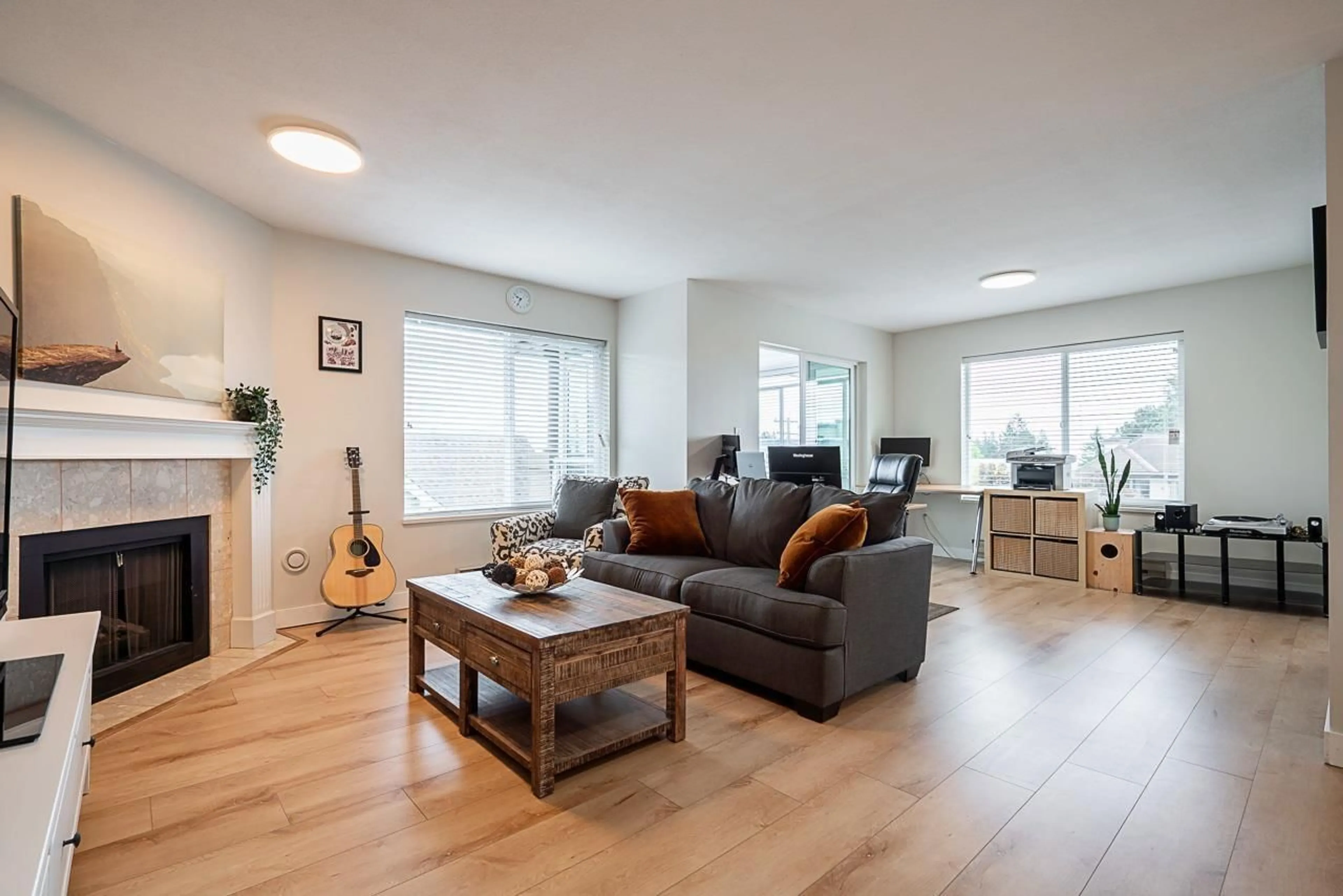 Living room with furniture, wood/laminate floor for 304 - 1500 MERKLIN, White Rock British Columbia V4B4C5