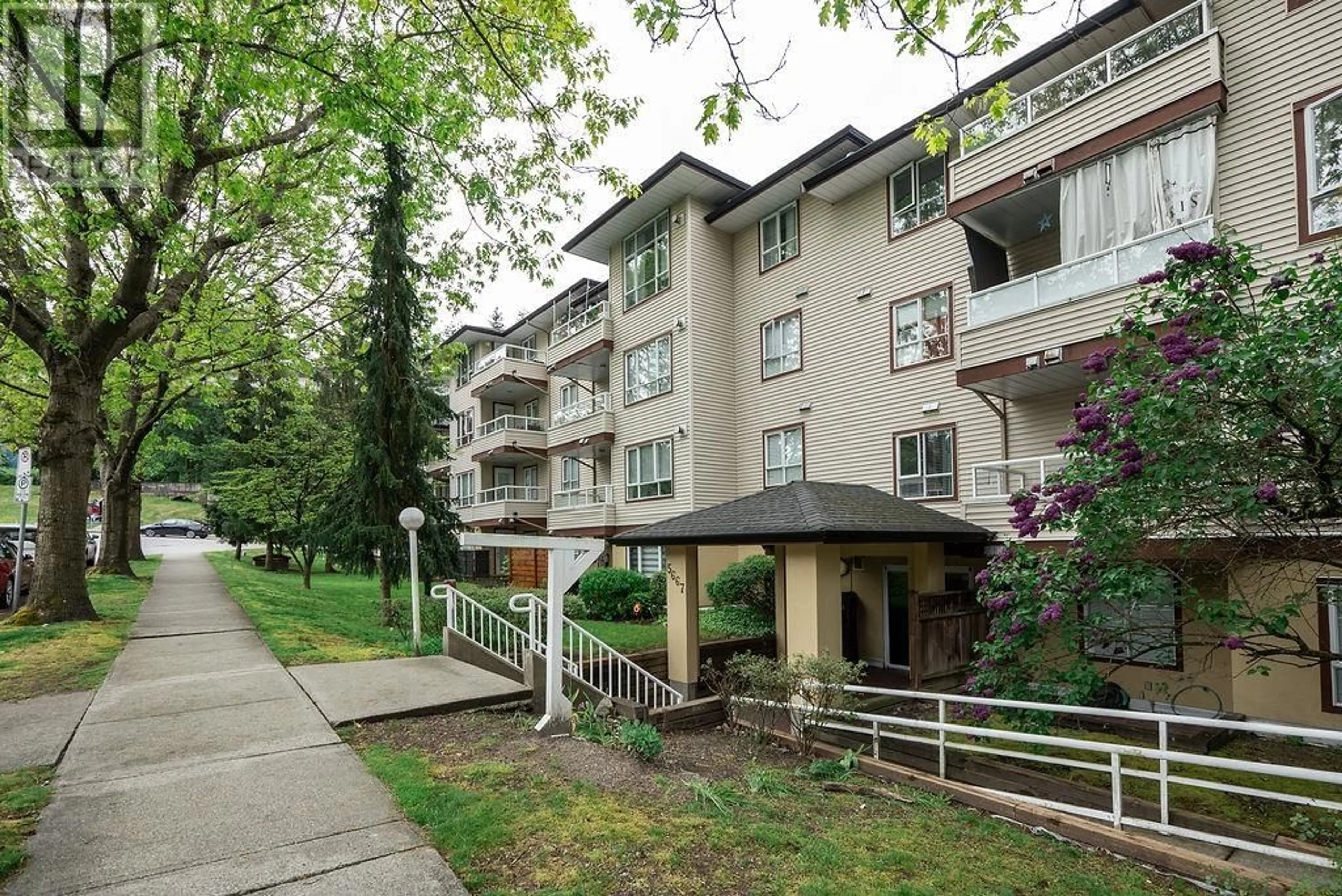 Patio, building for 105 - 5667 SMITH AVENUE, Burnaby British Columbia V5H2K7