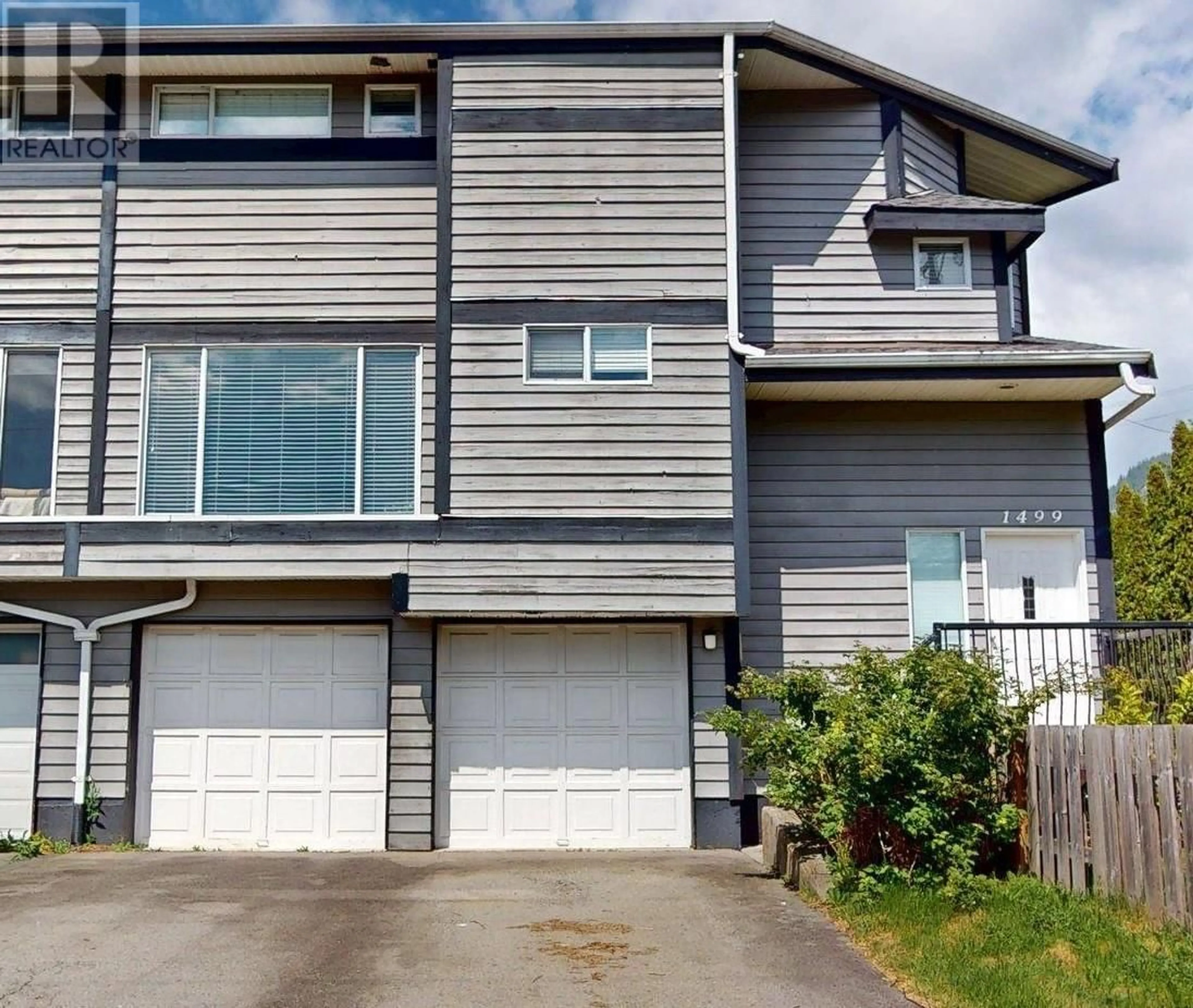 Home with vinyl exterior material, street for 1499 JUDD ROAD, Brackendale British Columbia V0N1H0