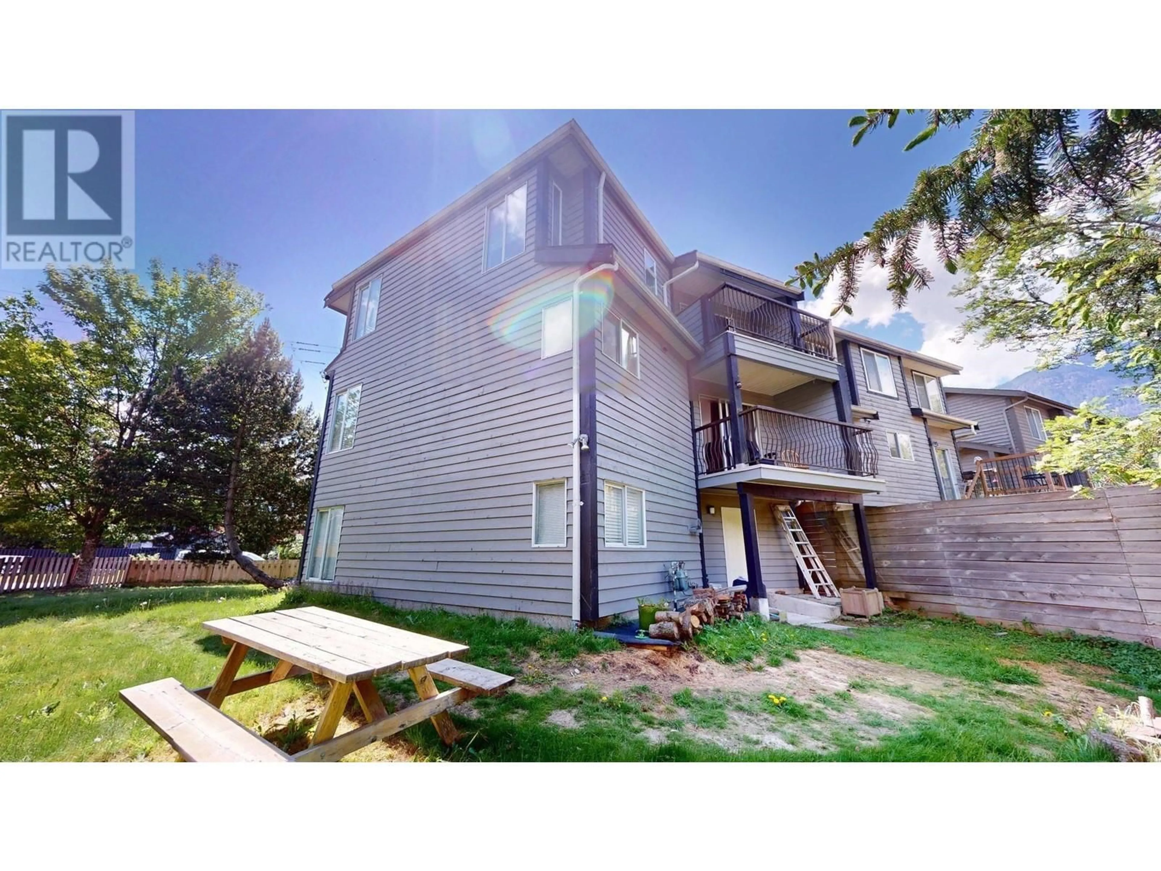 A pic from outside/outdoor area/front of a property/back of a property/a pic from drone, building for 1499 JUDD ROAD, Brackendale British Columbia V0N1H0