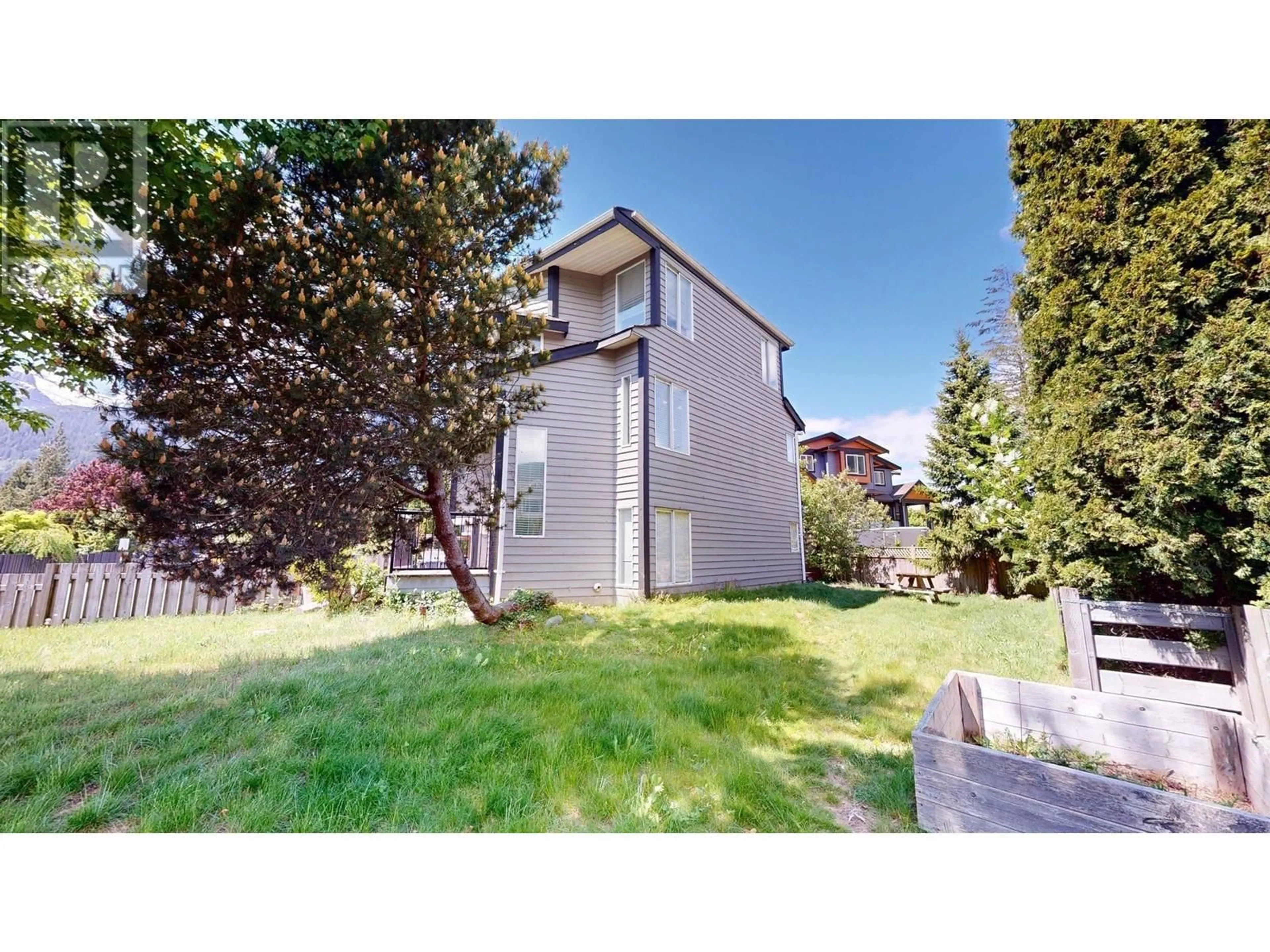 A pic from outside/outdoor area/front of a property/back of a property/a pic from drone, street for 1499 JUDD ROAD, Brackendale British Columbia V0N1H0