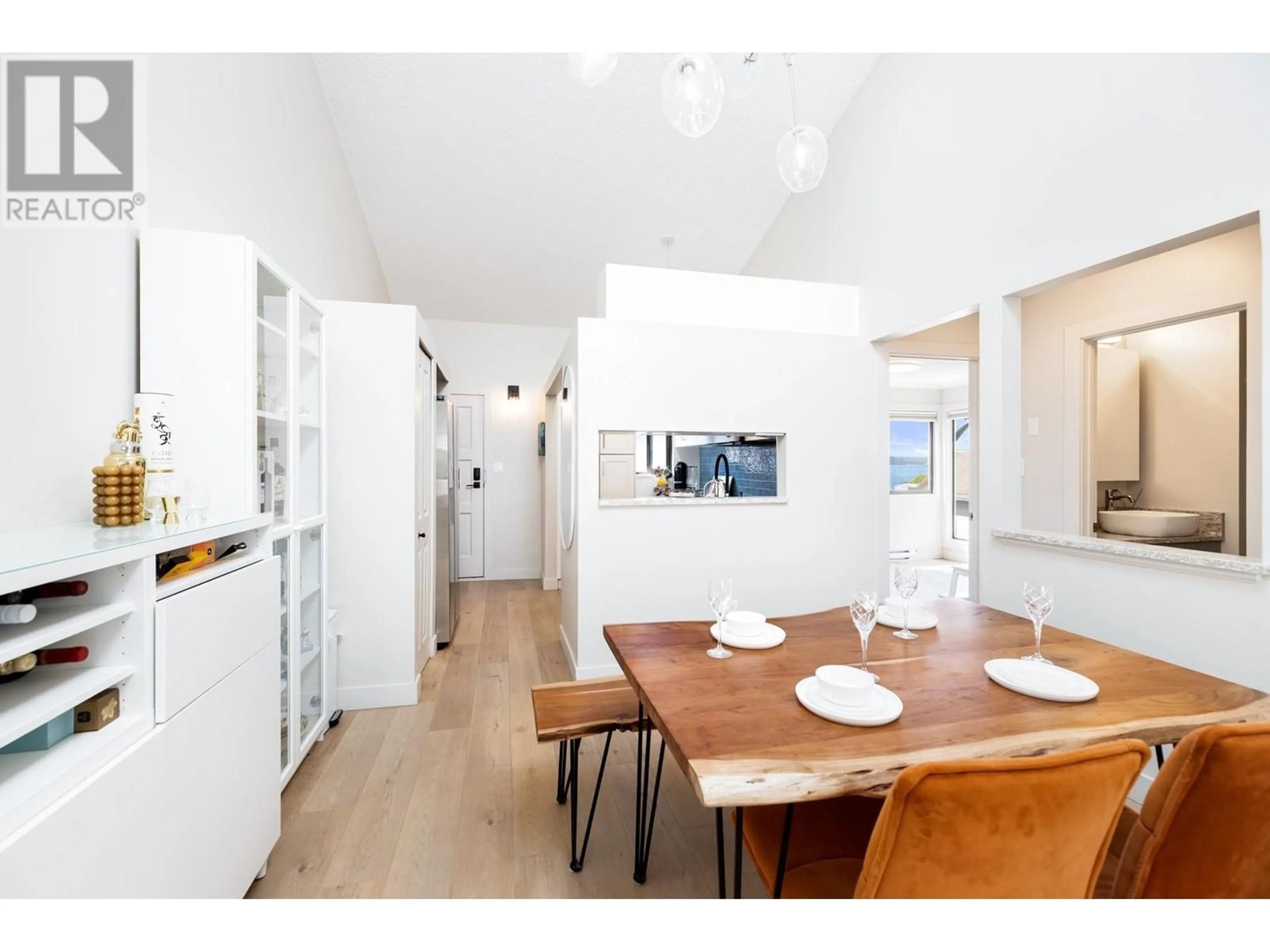 Dining room, wood/laminate floor for 409 - 1363 CLYDE AVENUE, West Vancouver British Columbia V7T2W9