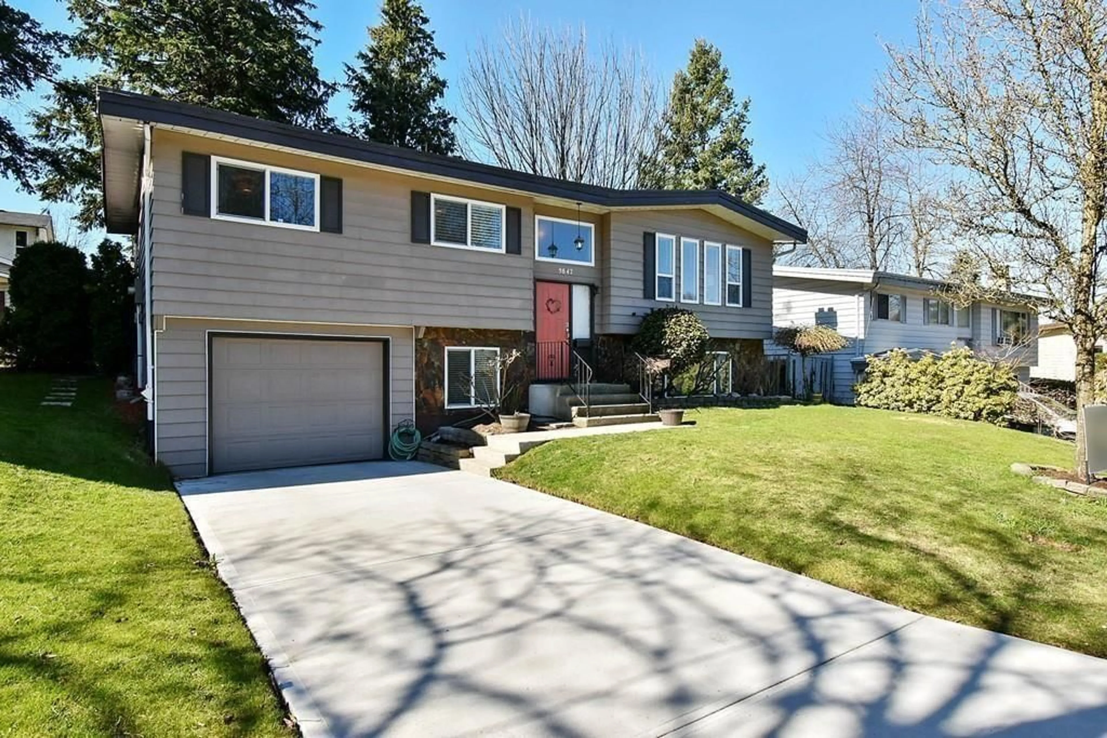 Home with vinyl exterior material, street for 3847 LINDSAY, Abbotsford British Columbia V2S7A2