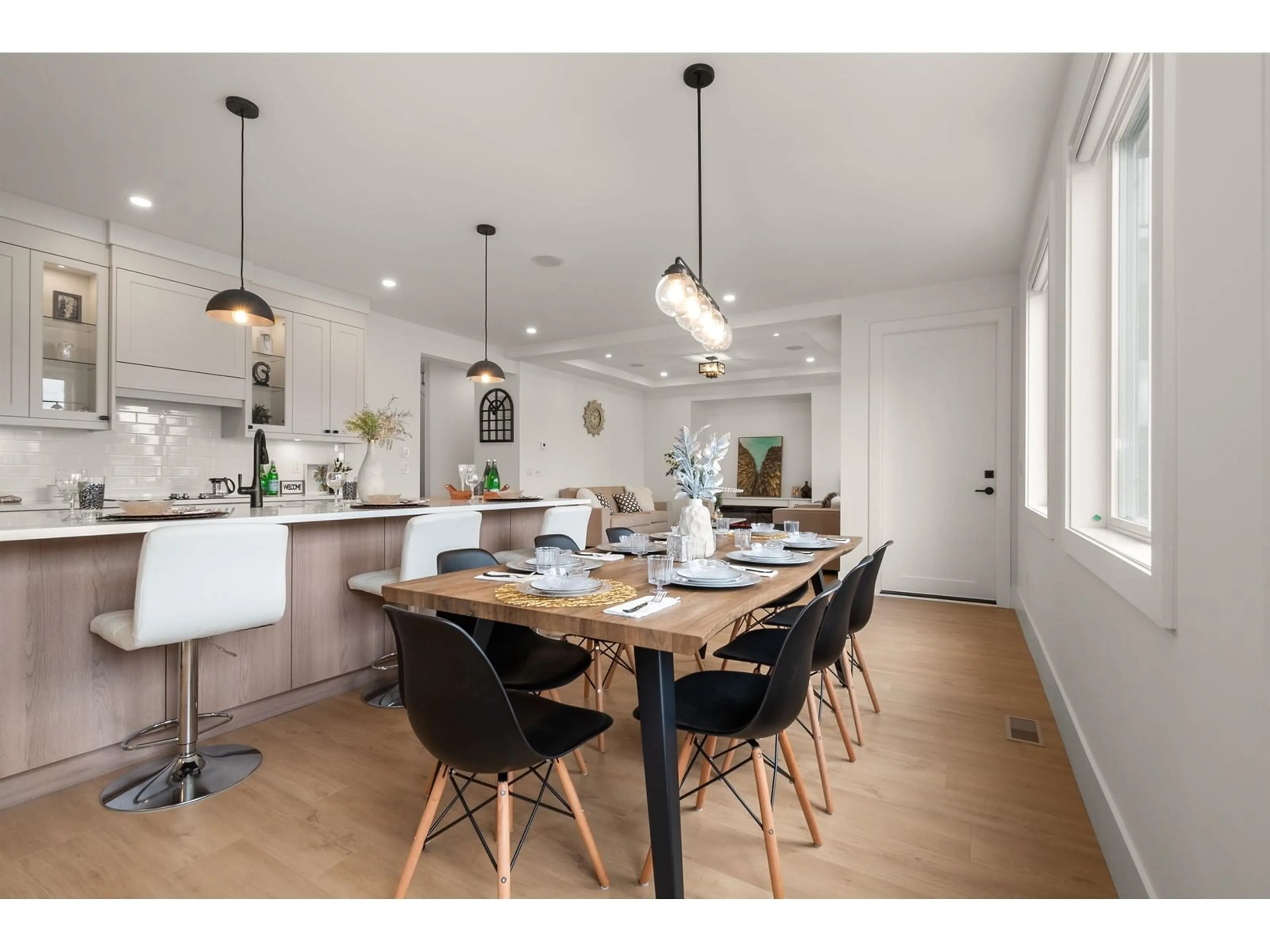 Open concept kitchen, wood/laminate floor for 7143 ELWOOD DRIVE, Chilliwack British Columbia V2R1G8
