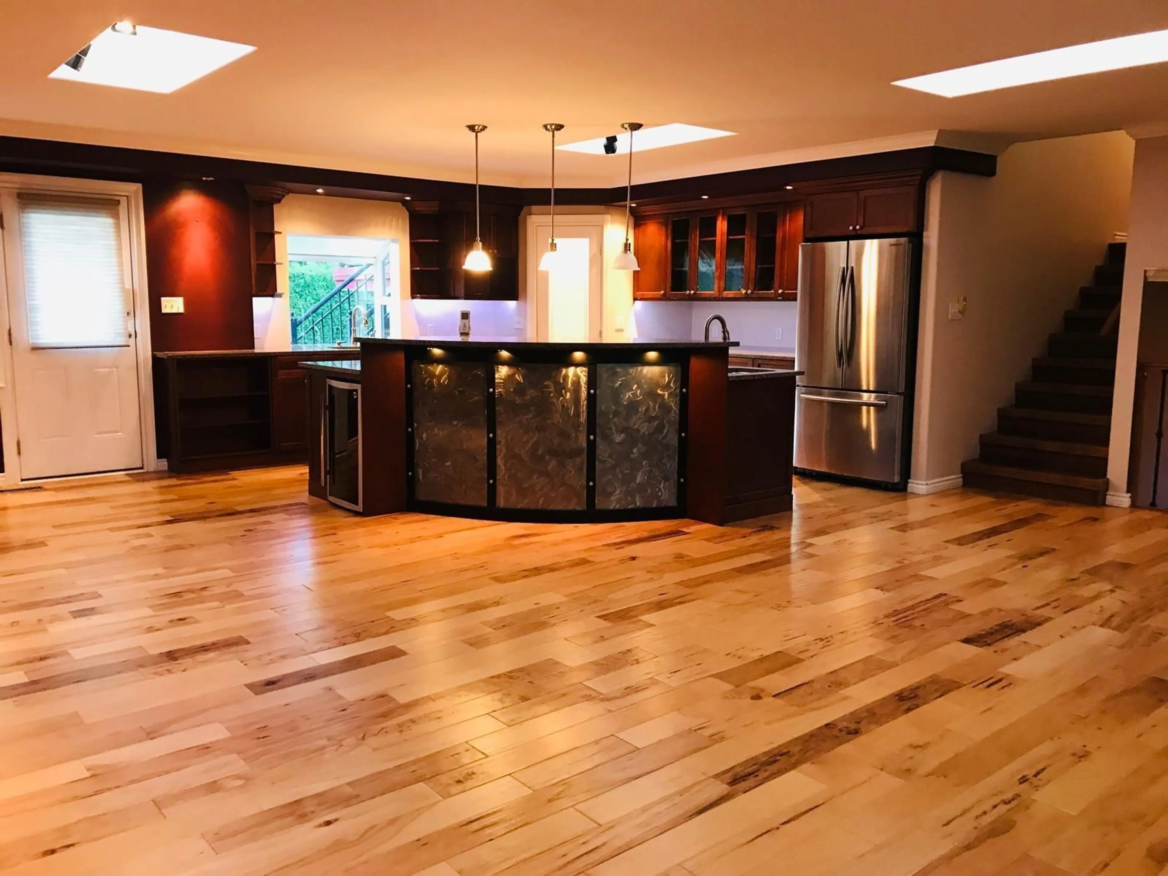 Open concept kitchen, wood/laminate floor for 2577 SUNNYSIDE, Abbotsford British Columbia V2T1Y1