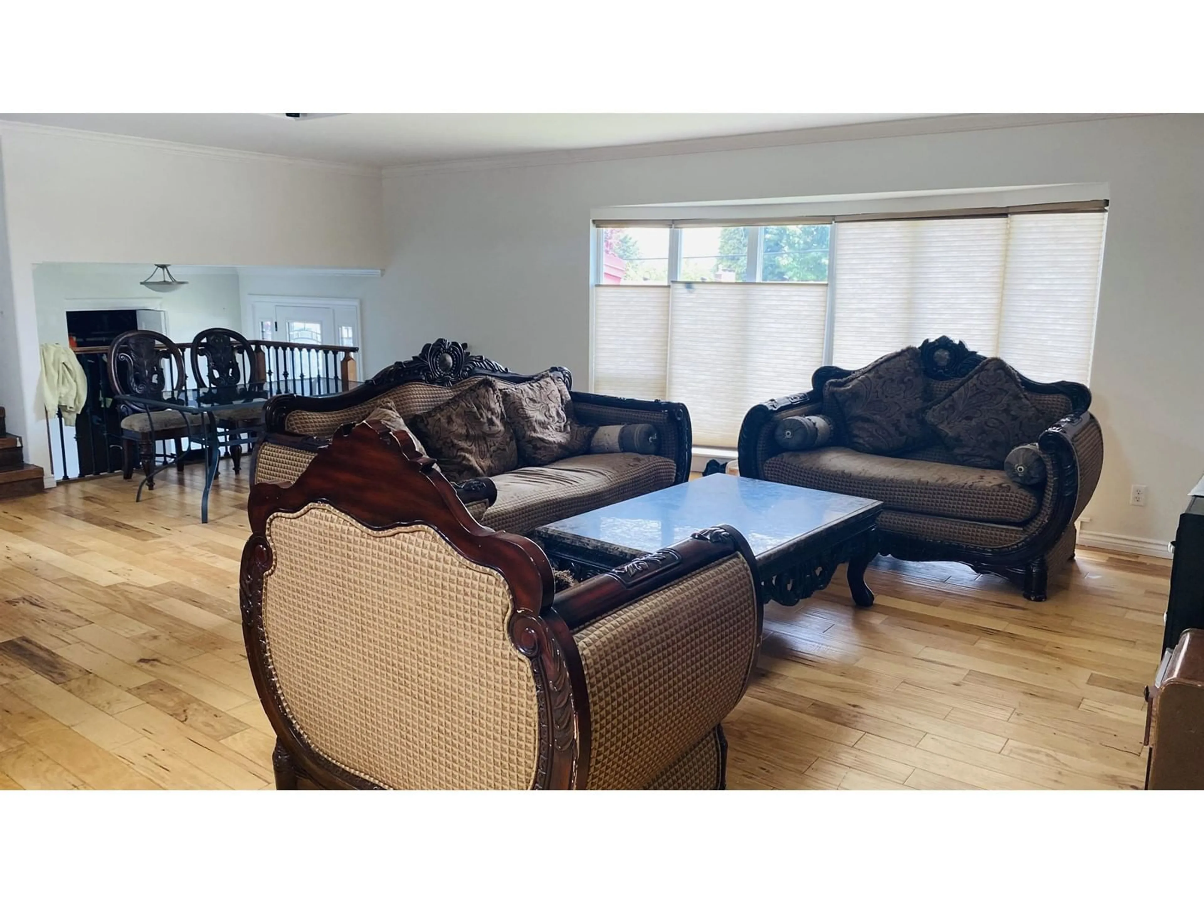Living room with furniture, wood/laminate floor for 2577 SUNNYSIDE, Abbotsford British Columbia V2T1Y1