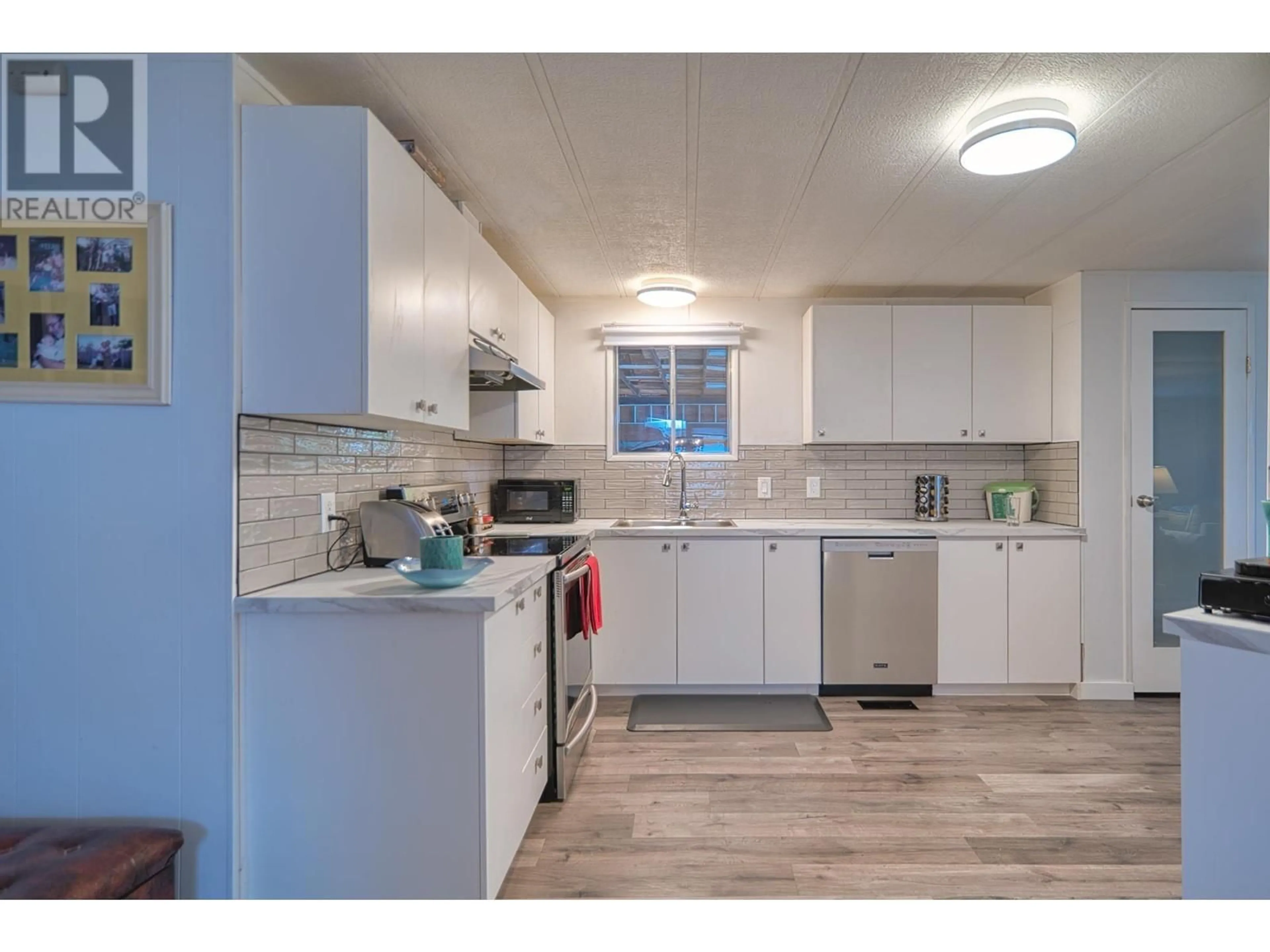 Standard kitchen, unknown for 5218 SUNSHINE COAST HIGHWAY, Sechelt British Columbia V7Z0C1