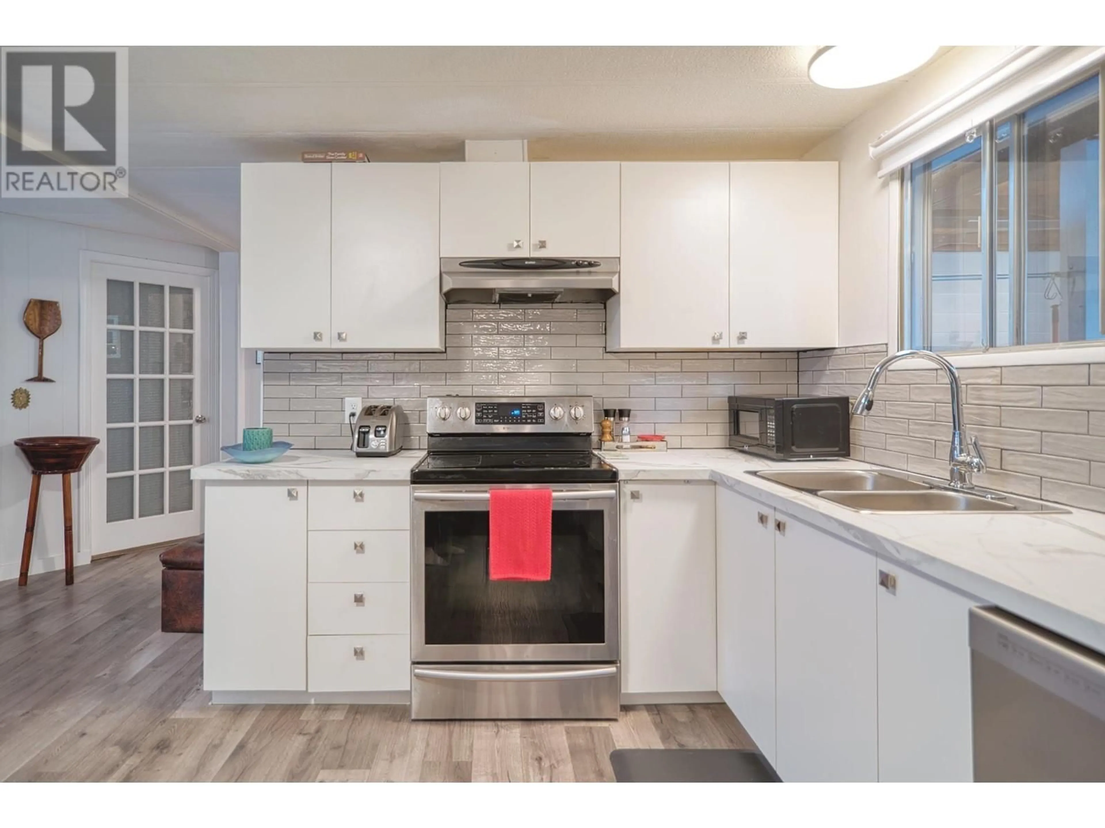 Standard kitchen, unknown for 5218 SUNSHINE COAST HIGHWAY, Sechelt British Columbia V7Z0C1