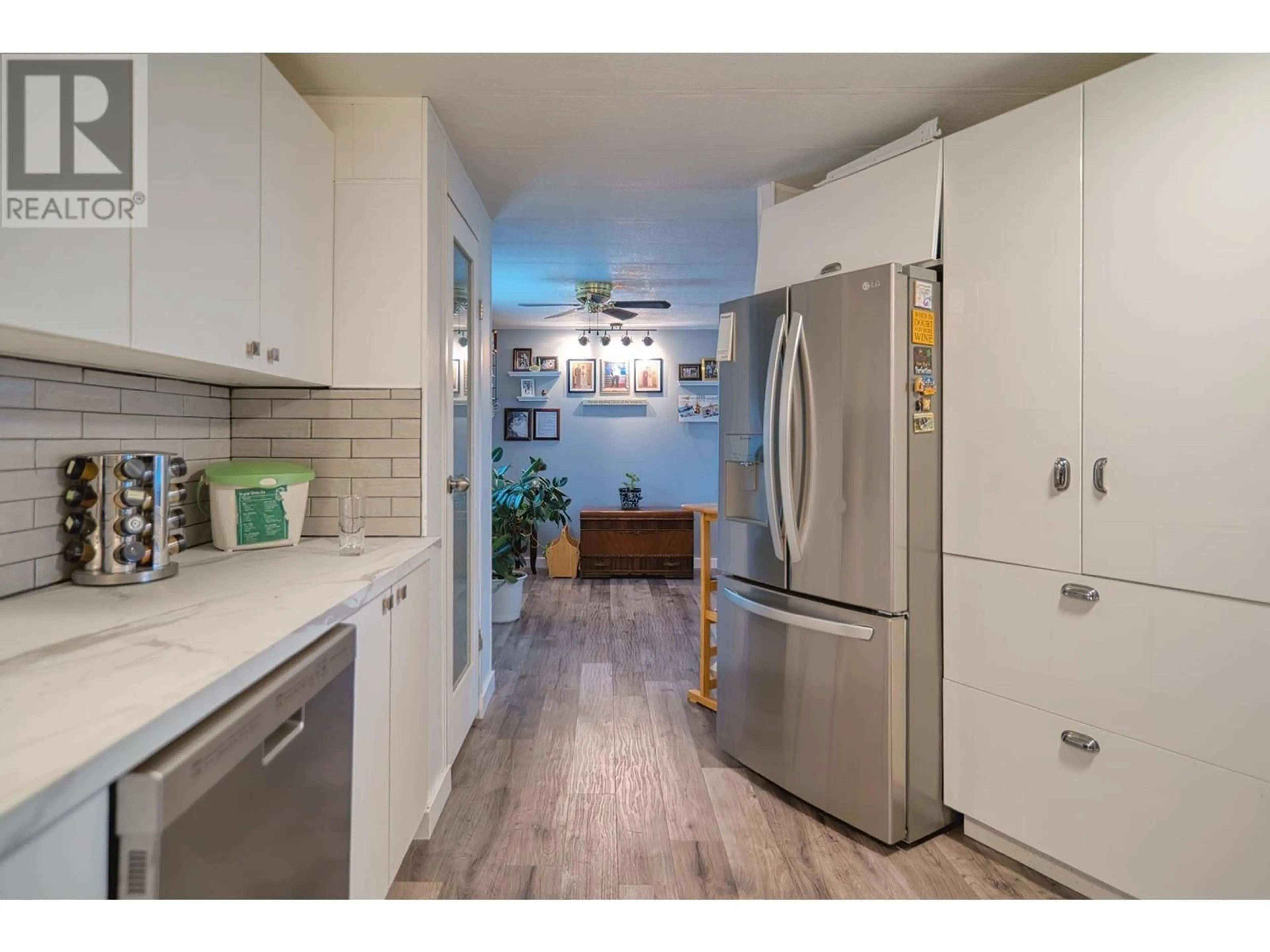 Open concept kitchen, unknown for 5218 SUNSHINE COAST HIGHWAY, Sechelt British Columbia V7Z0C1